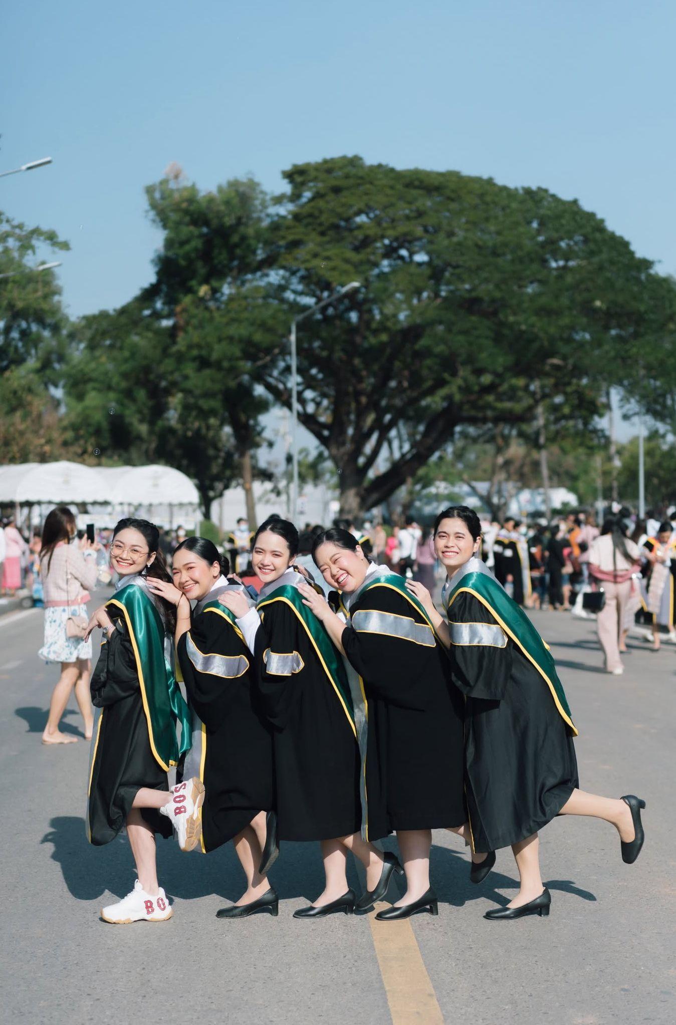 ผลงานรับปริญญา มหาวิทยาลัยมหาสารคาม โดย bankkiphoto ภาพที่ 9