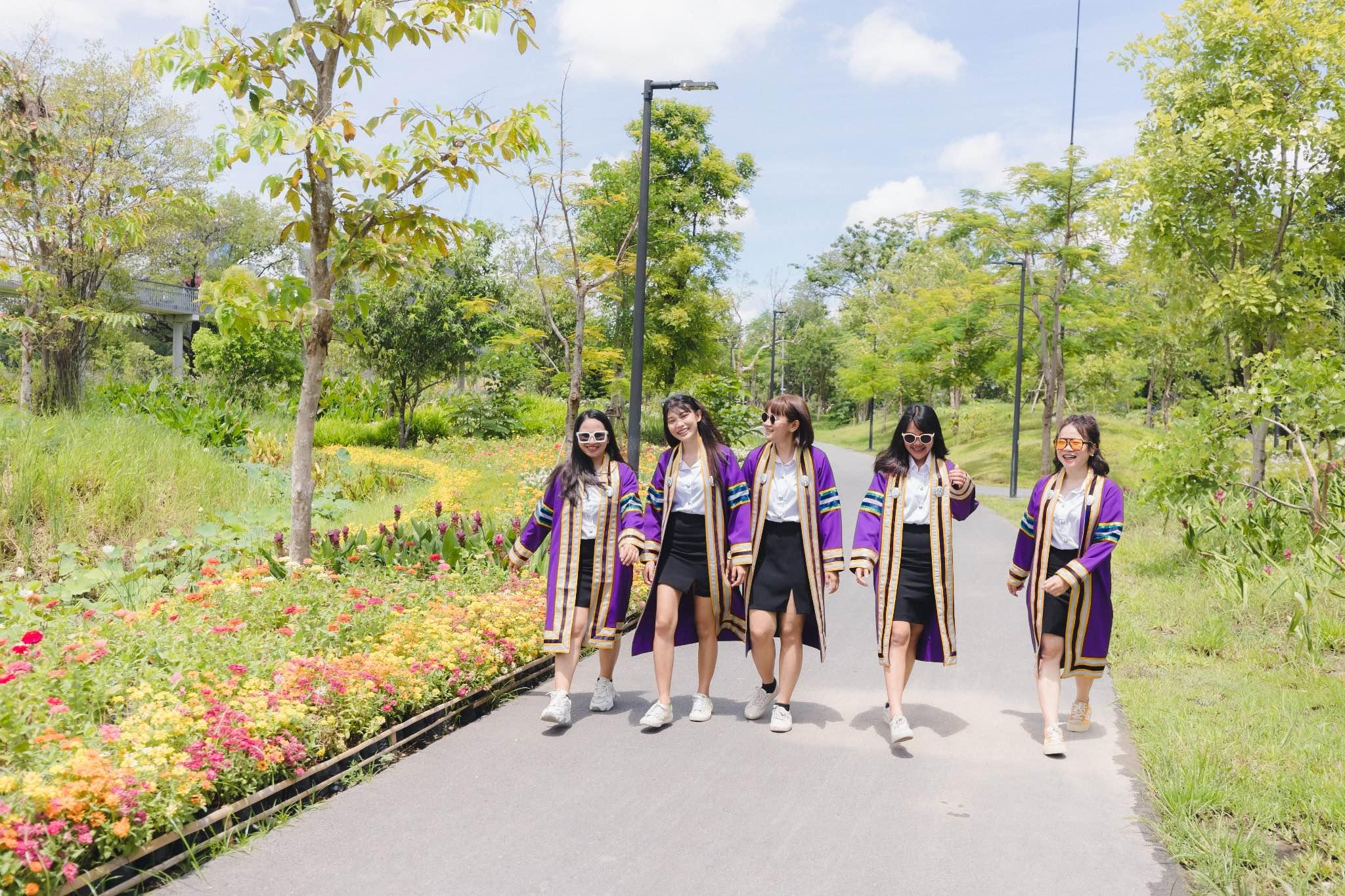 ผลงานรับปริญญา มหาวิทยาลัยราชภัฏบ้านสมเด็จเจ้าพระยา โดย Phoprukphoto ภาพที่ 4
