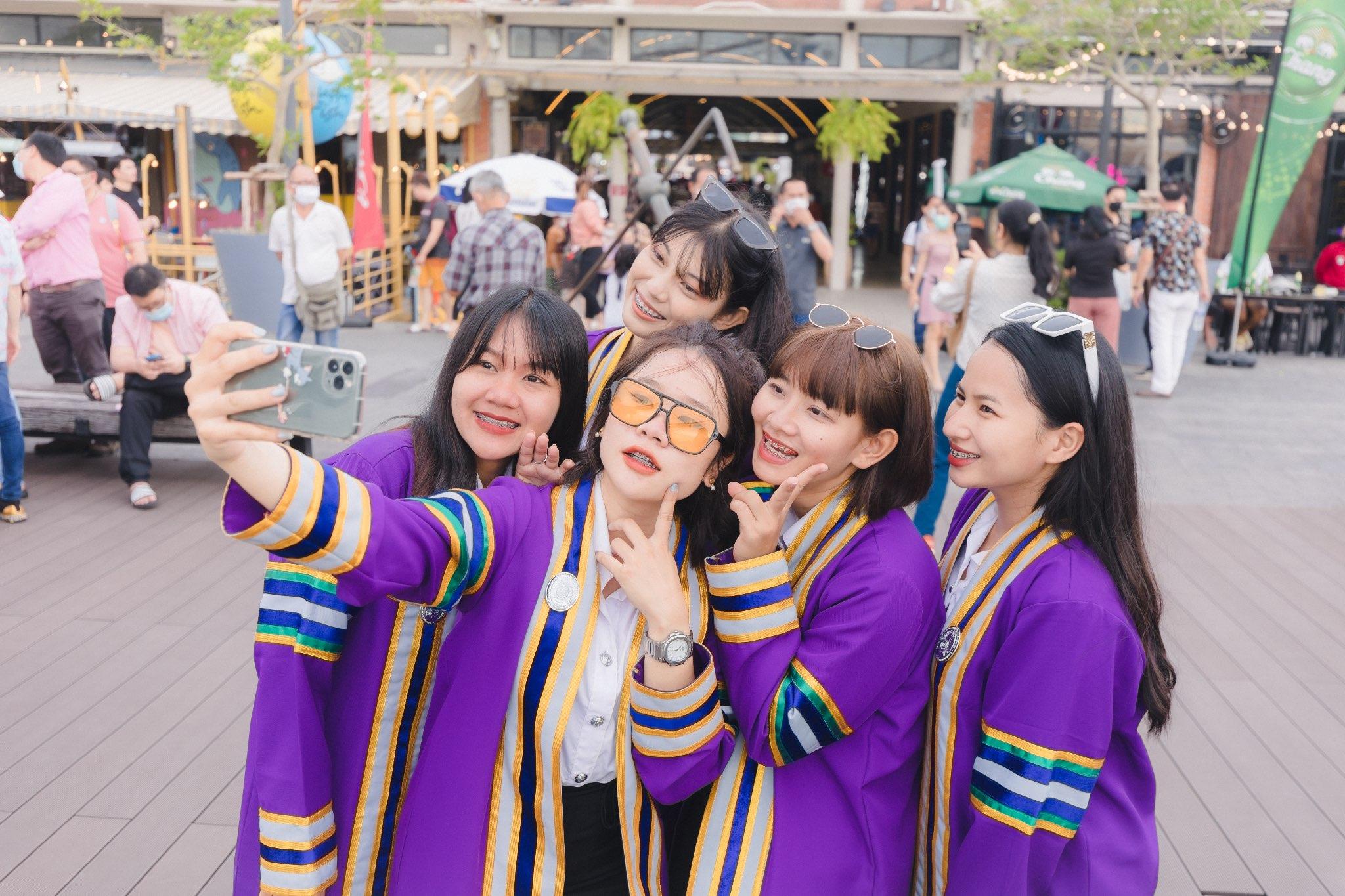 ผลงานรับปริญญา มหาวิทยาลัยราชภัฏบ้านสมเด็จเจ้าพระยา โดย Phoprukphoto ภาพที่ 10