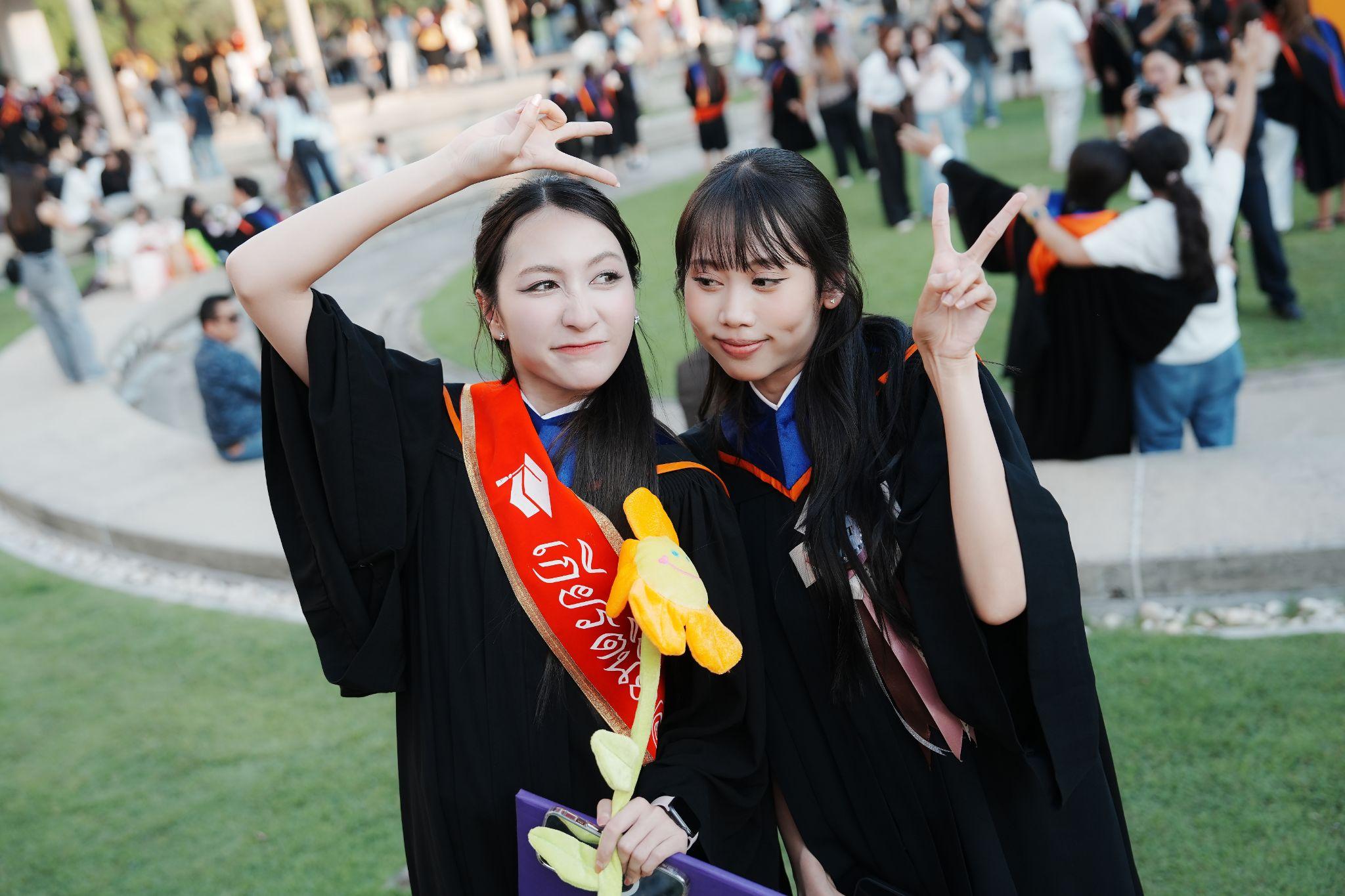 ผลงานรับปริญญา มหาวิทยาลัยกรุงเทพ โดย MeenTheFox ภาพที่ 6