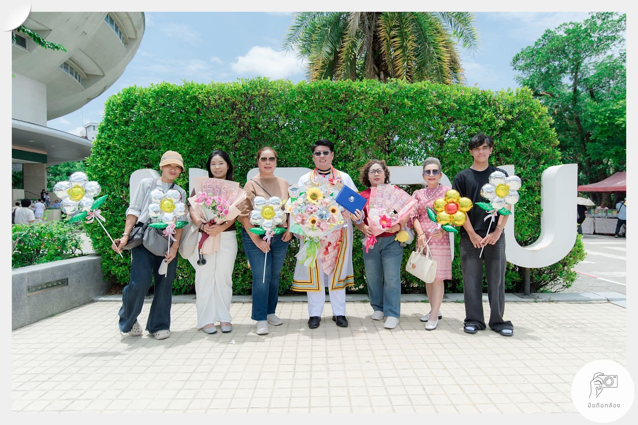 ผลงานรับปริญญา มหาวิทยาลัยราชภัฏสวนสุนันทา โดย มือถือกล้อง ภาพที่ 1