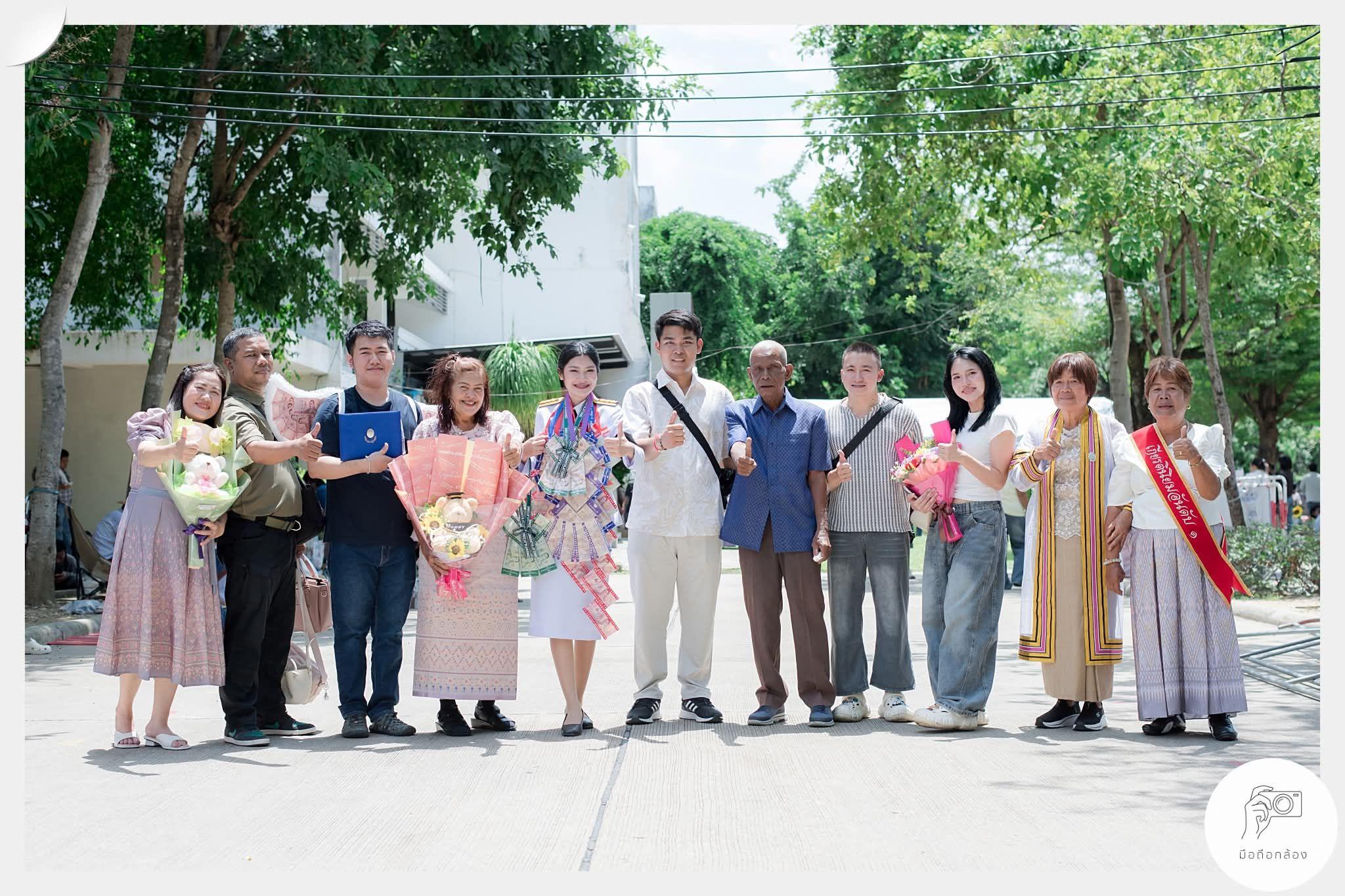 ผลงานรับปริญญา มหาวิทยาลัยราชภัฏสวนสุนันทา โดย มือถือกล้อง ภาพที่ 1