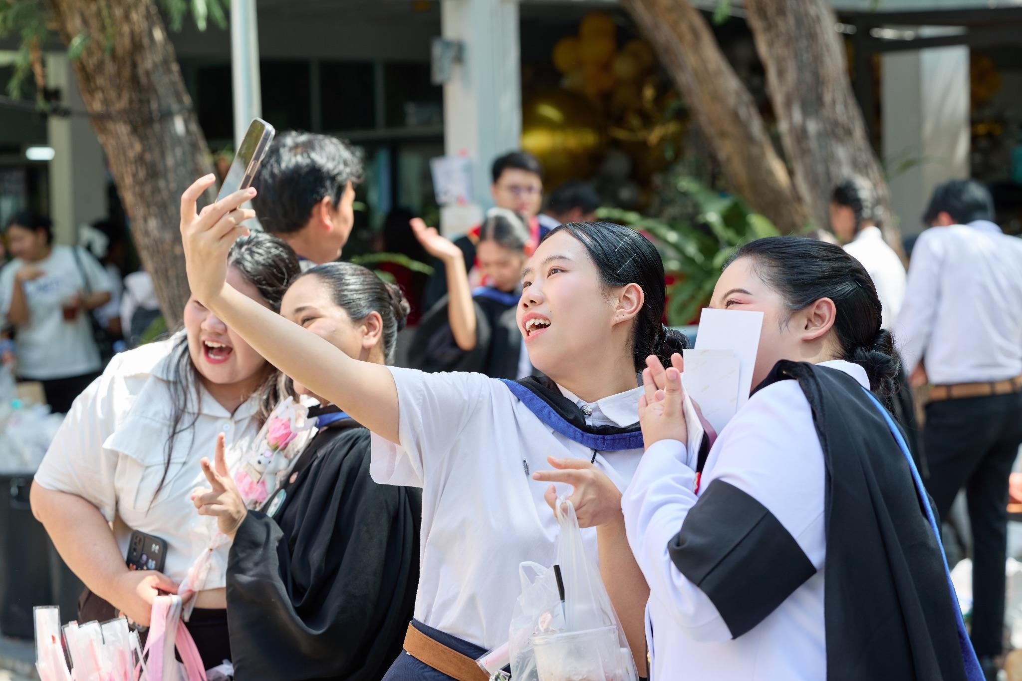 ผลงานรับปริญญา มหาวิทยาลัยศิลปากร โดย ArwutphotoD ภาพที่ 9