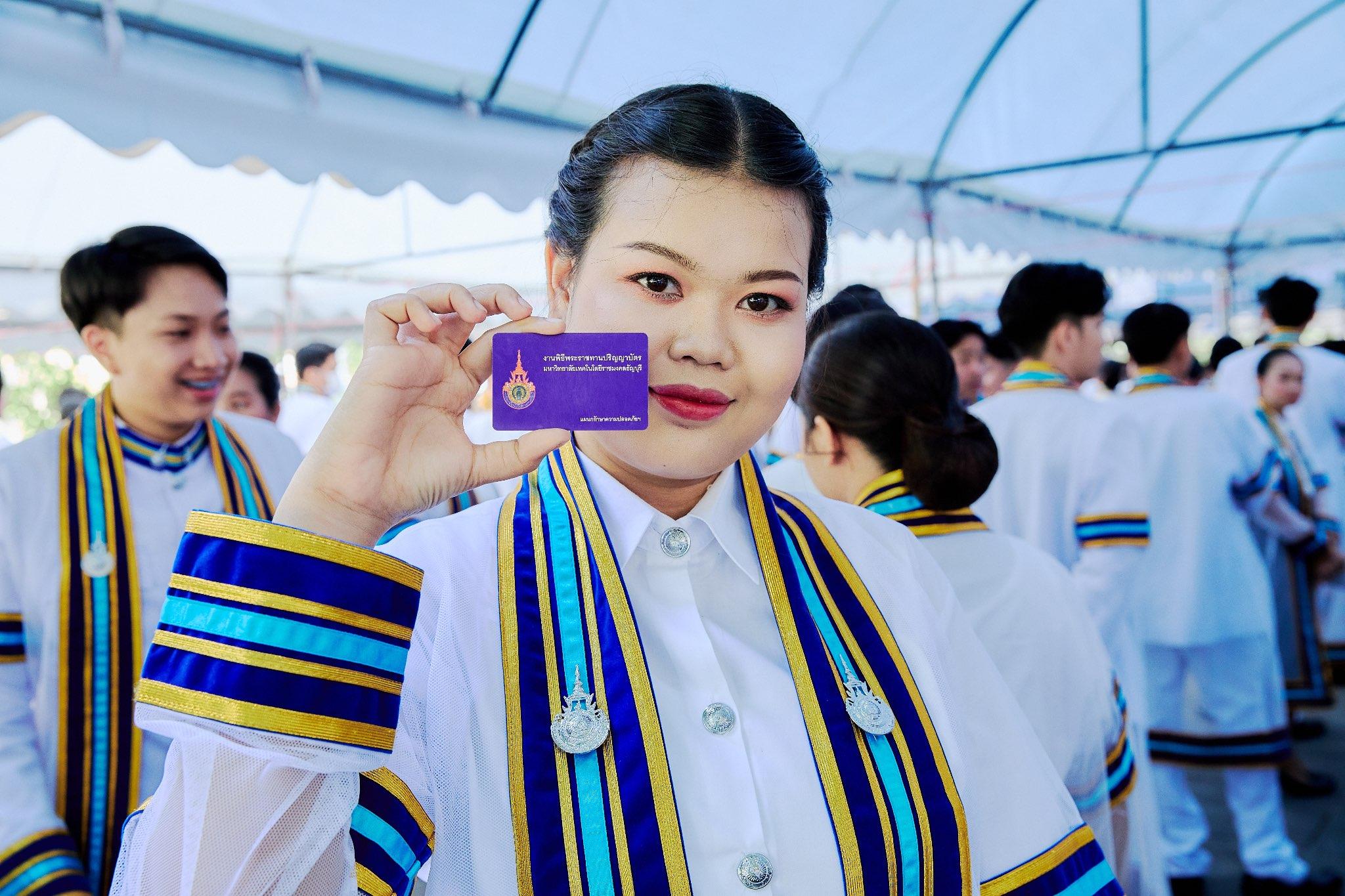 ผลงานรับปริญญา มหาวิทยาลัยเทคโนโลยีราชมงคลธัญบุรี โดย ArwutphotoD ภาพที่ 6