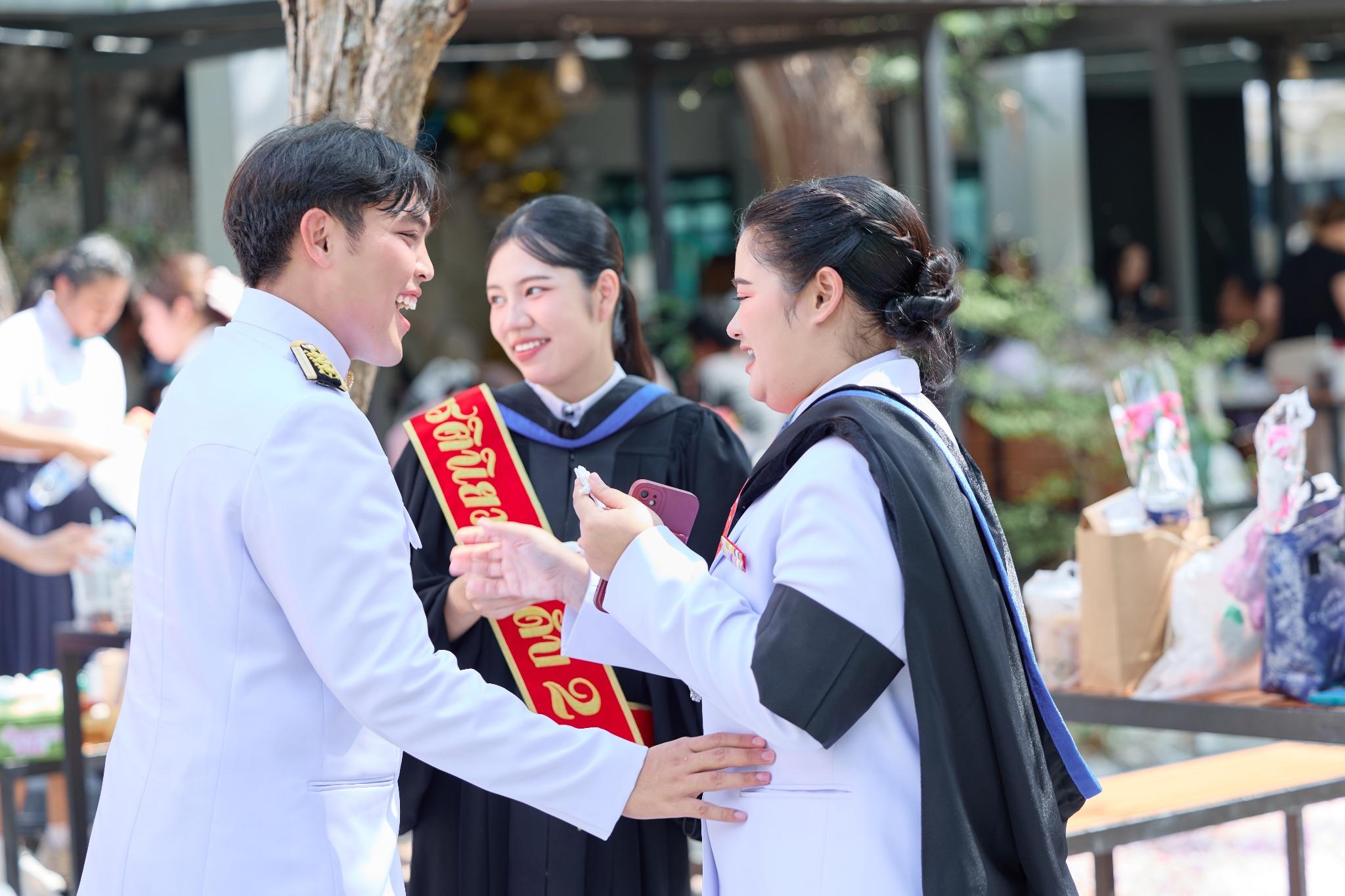 ผลงานรับปริญญา มหาวิทยาลัยศิลปากร โดย ArwutphotoD ภาพที่ 4