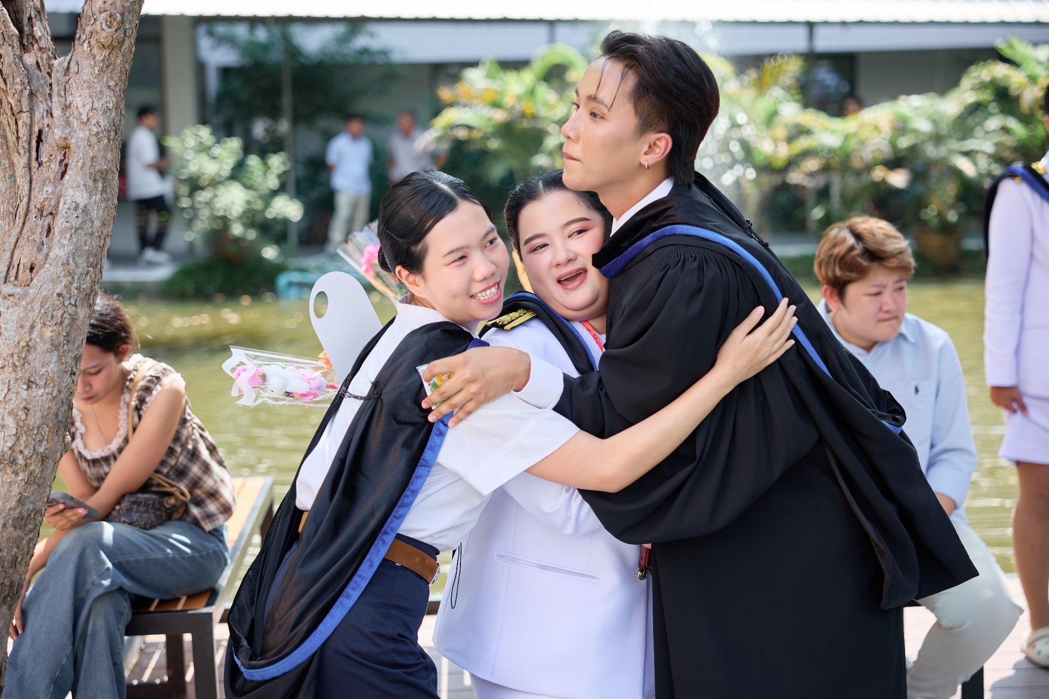ผลงานรับปริญญา มหาวิทยาลัยศิลปากร โดย ArwutphotoD ภาพที่ 2