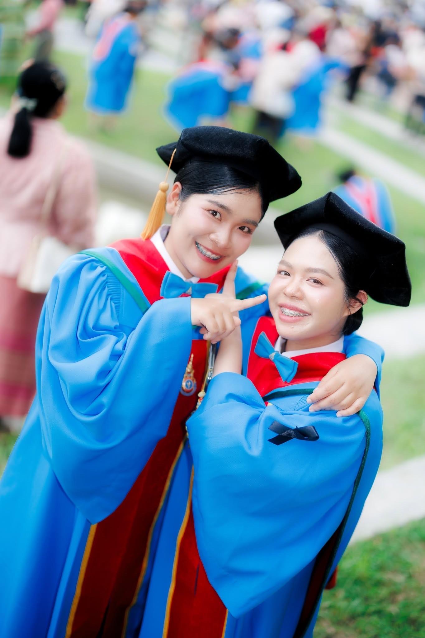ผลงานรับปริญญา สถาบันพระบรมราชชนก โดย ถ่ายกับฟิล์ม ภาพที่ 7