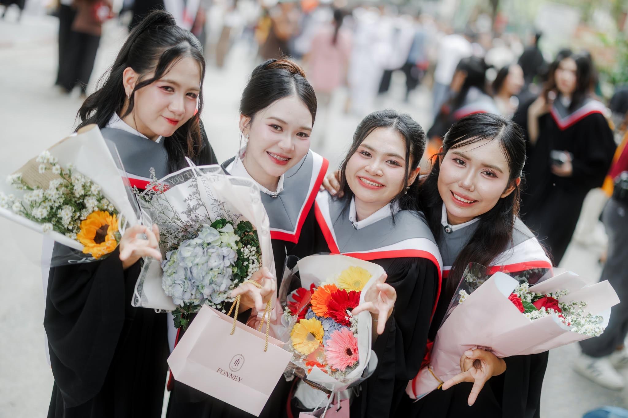 ผลงานรับปริญญา มหาวิทยาลัยศรีนครินทรวิโรฒ โดย ถ่ายกับฟิล์ม ภาพที่ 10