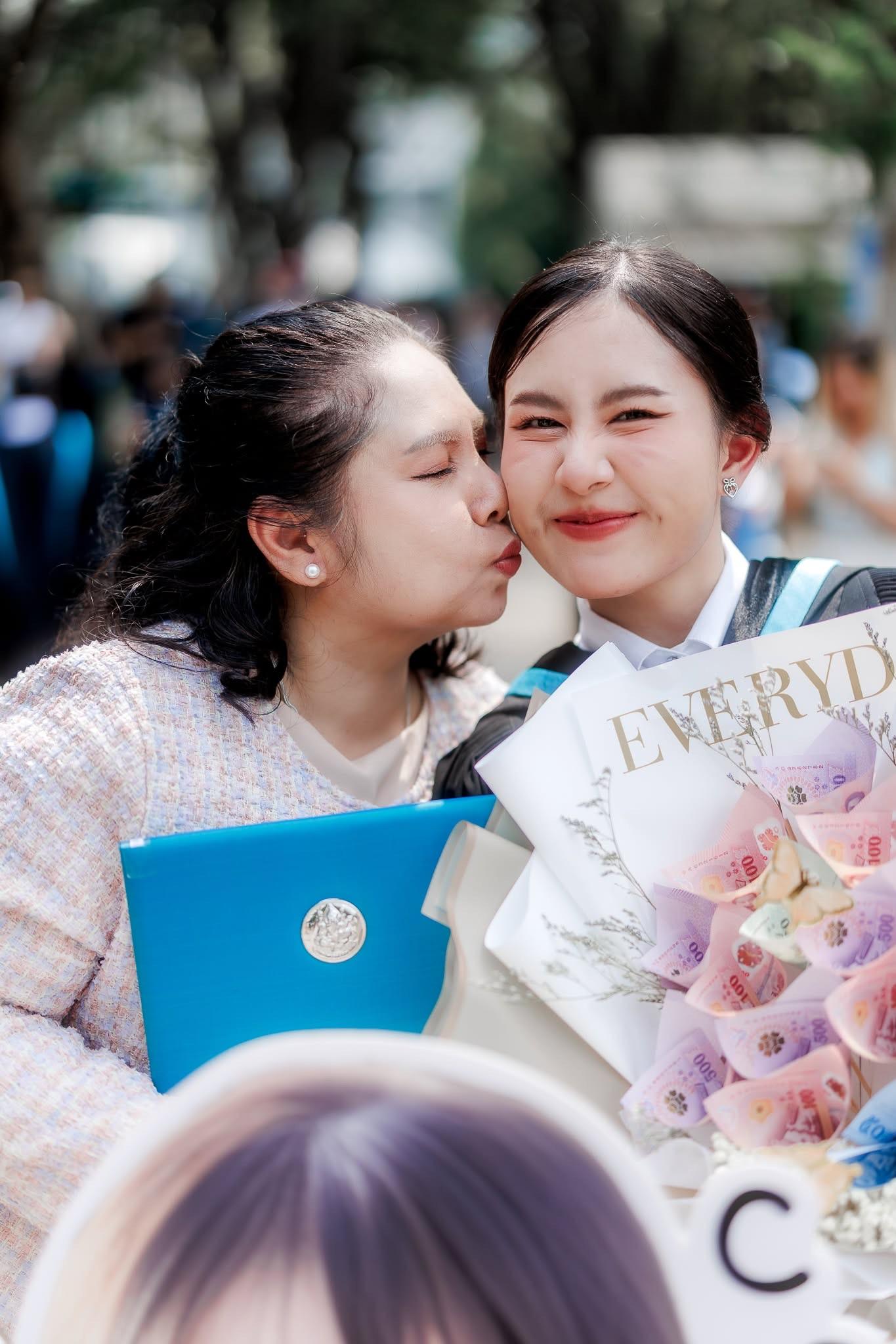 ผลงานรับปริญญา มหาวิทยาลัยศิลปากร โดย ถ่ายกับฟิล์ม ภาพที่ 8