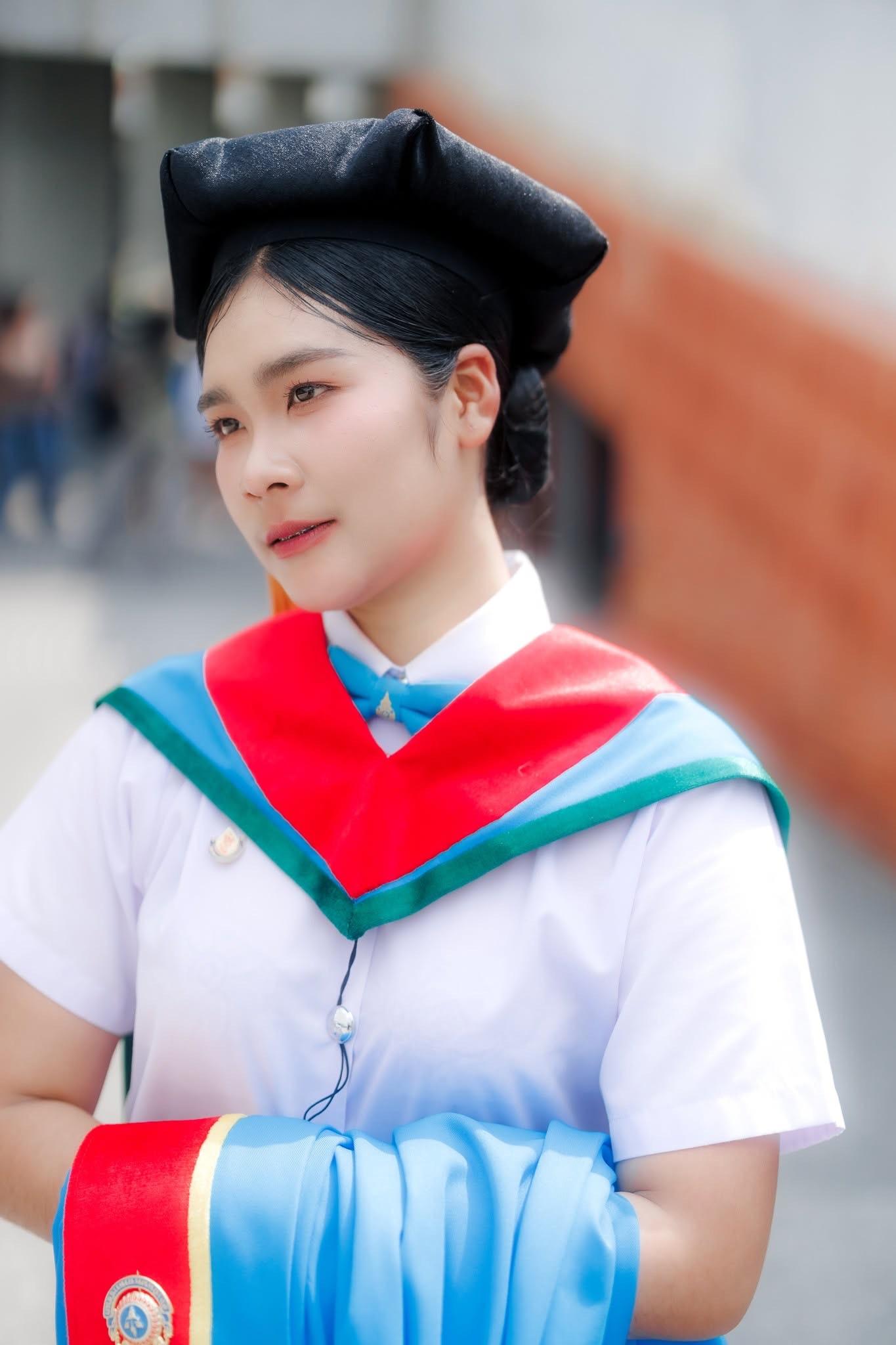 ผลงานรับปริญญา สถาบันพระบรมราชชนก โดย ถ่ายกับฟิล์ม ภาพที่ 9