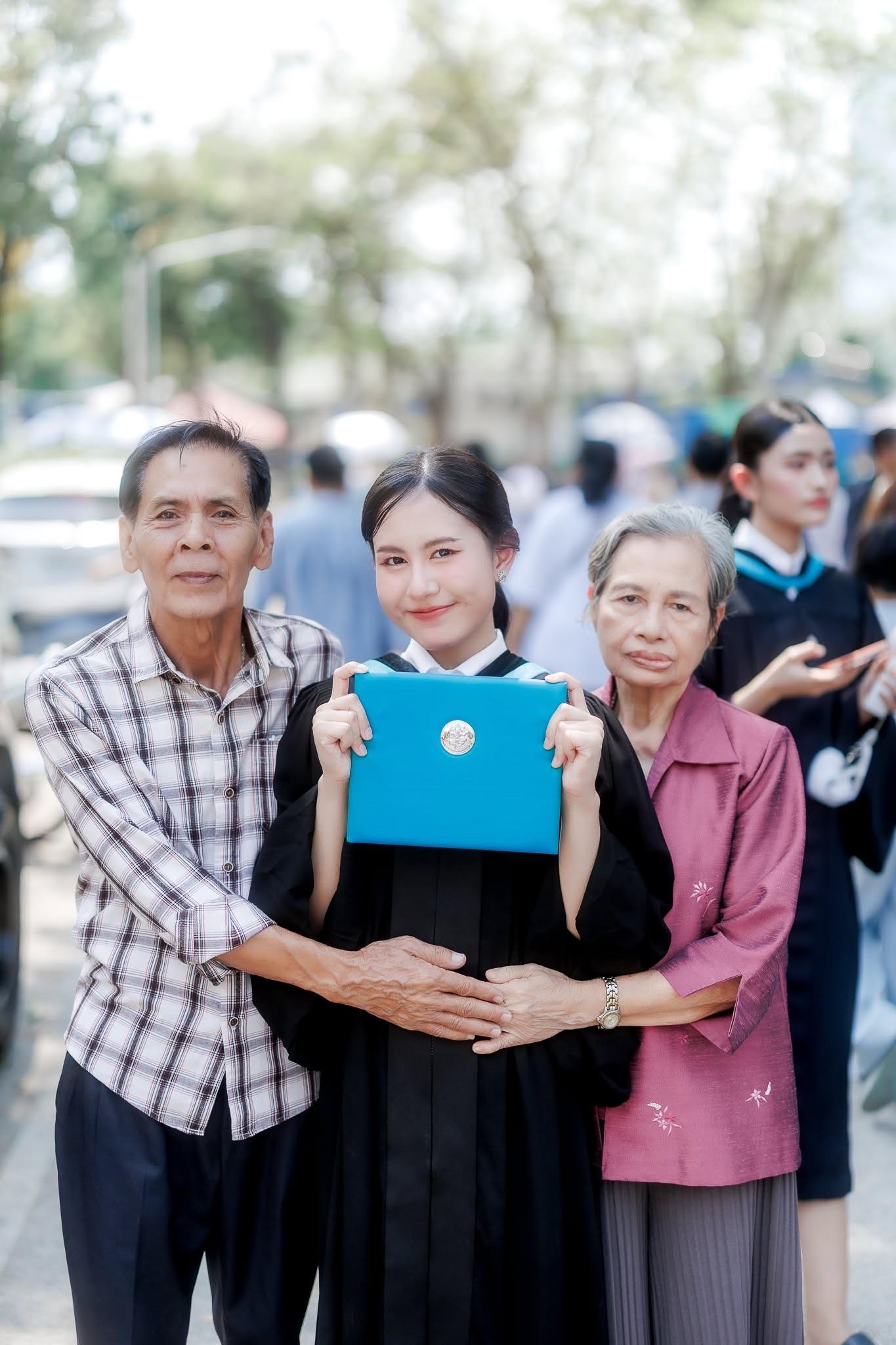 ผลงานรับปริญญา มหาวิทยาลัยศิลปากร โดย ถ่ายกับฟิล์ม ภาพที่ 19