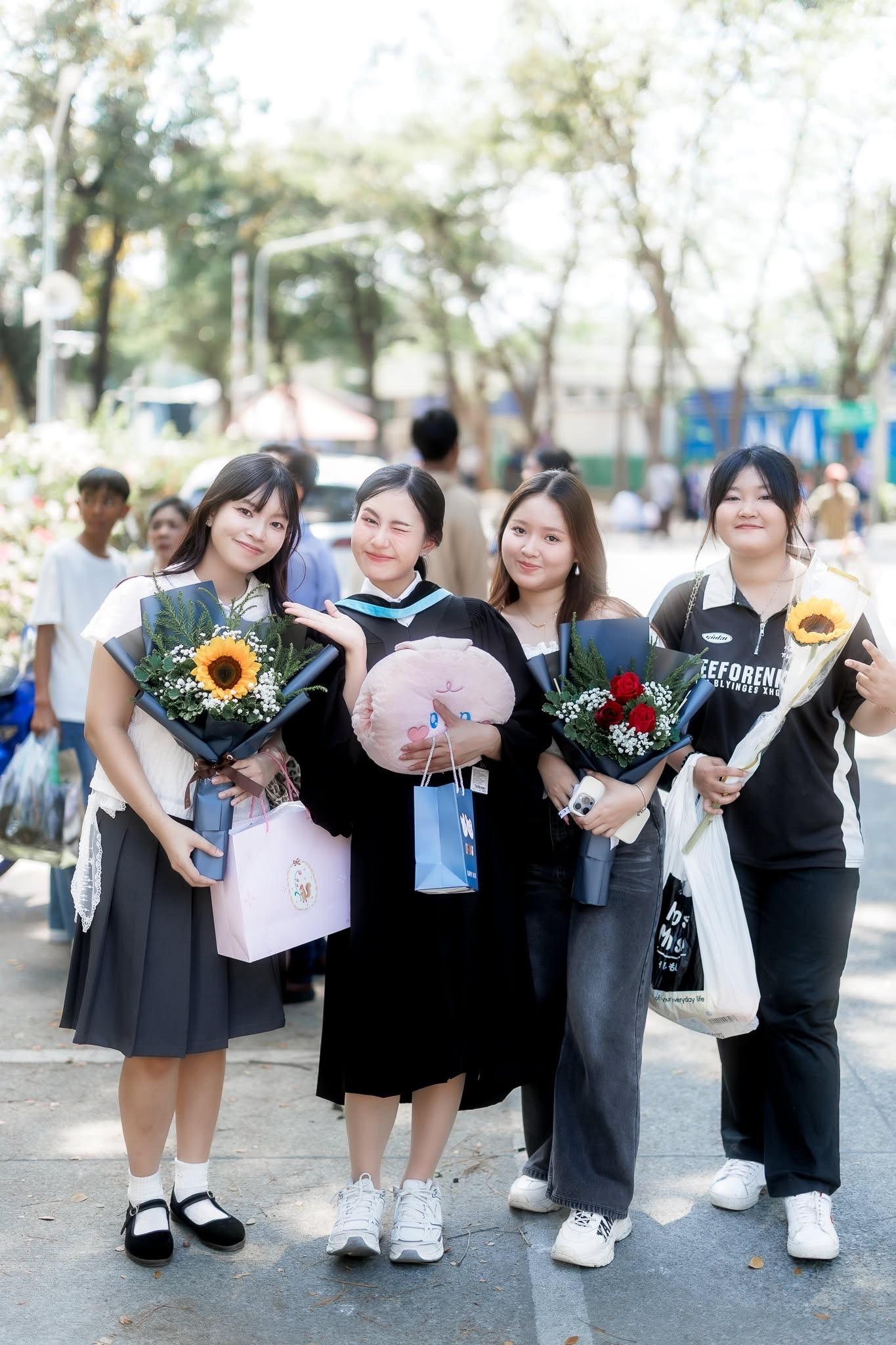 ผลงานรับปริญญา มหาวิทยาลัยศิลปากร โดย ถ่ายกับฟิล์ม ภาพที่ 12