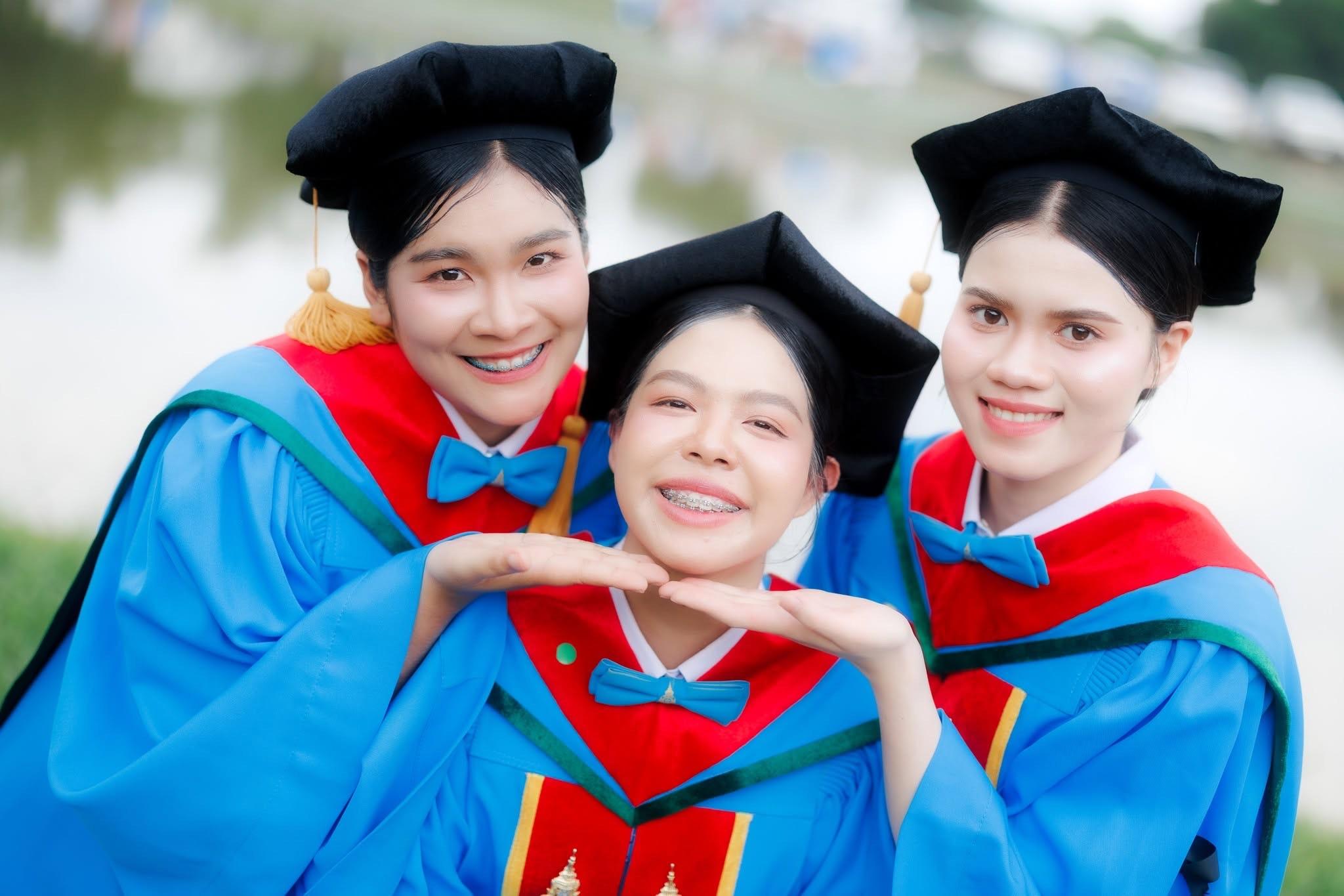 ผลงานรับปริญญา สถาบันพระบรมราชชนก โดย ถ่ายกับฟิล์ม ภาพที่ 10