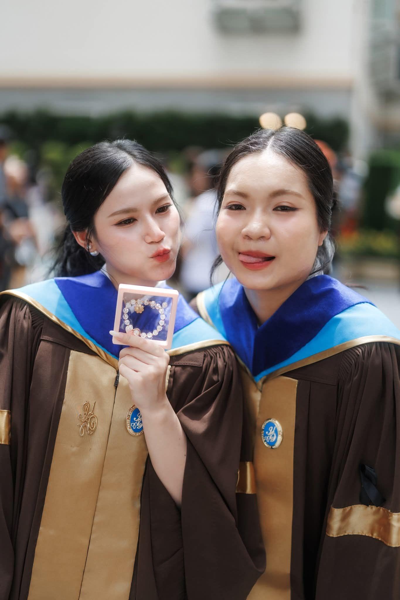 ผลงานรับปริญญา มหาวิทยาลัยสวนดุสิต โดย ถ่ายกับฟิล์ม ภาพที่ 9