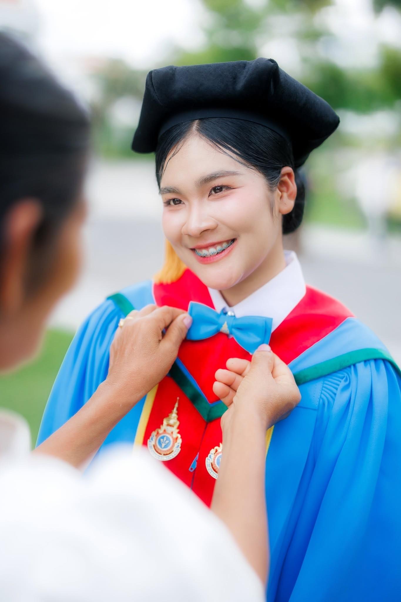 ผลงานรับปริญญา สถาบันพระบรมราชชนก โดย ถ่ายกับฟิล์ม ภาพที่ 3