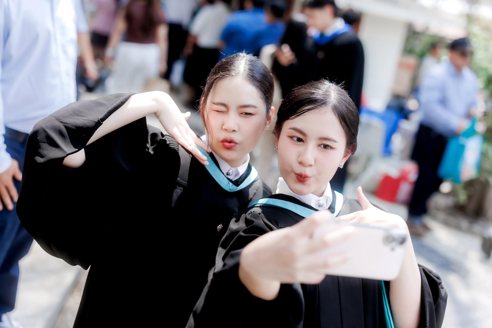 ผลงานรับปริญญา มหาวิทยาลัยศิลปากร โดย ถ่ายกับฟิล์ม ภาพที่ 17