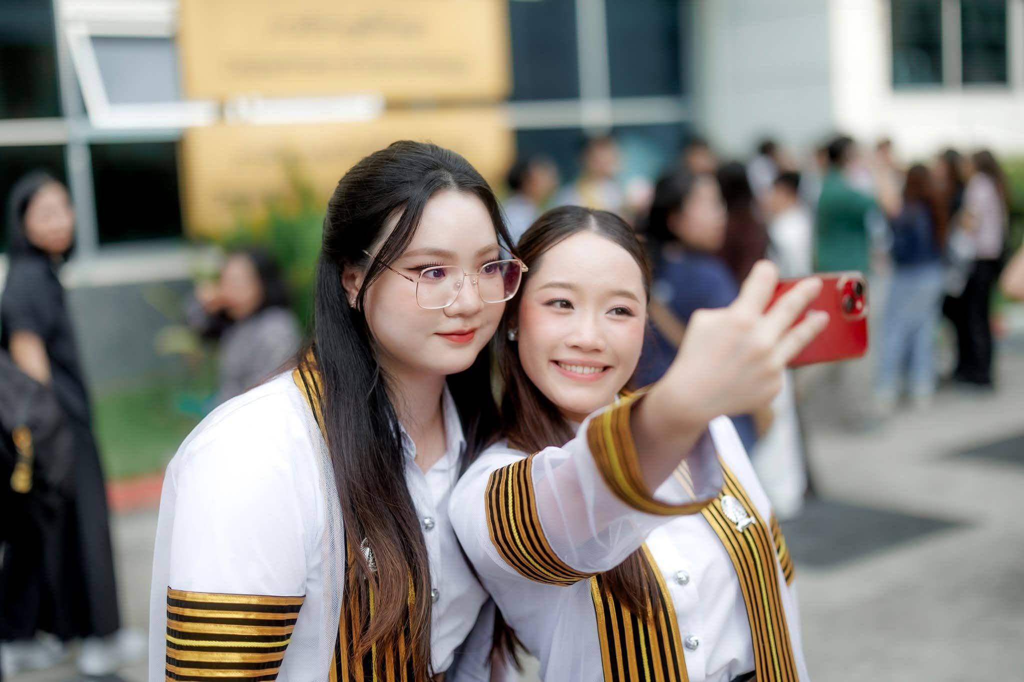 ผลงานรับปริญญา จุฬาลงกรณ์มหาวิทยาลัย โดย ถ่ายกับฟิล์ม ภาพที่ 9