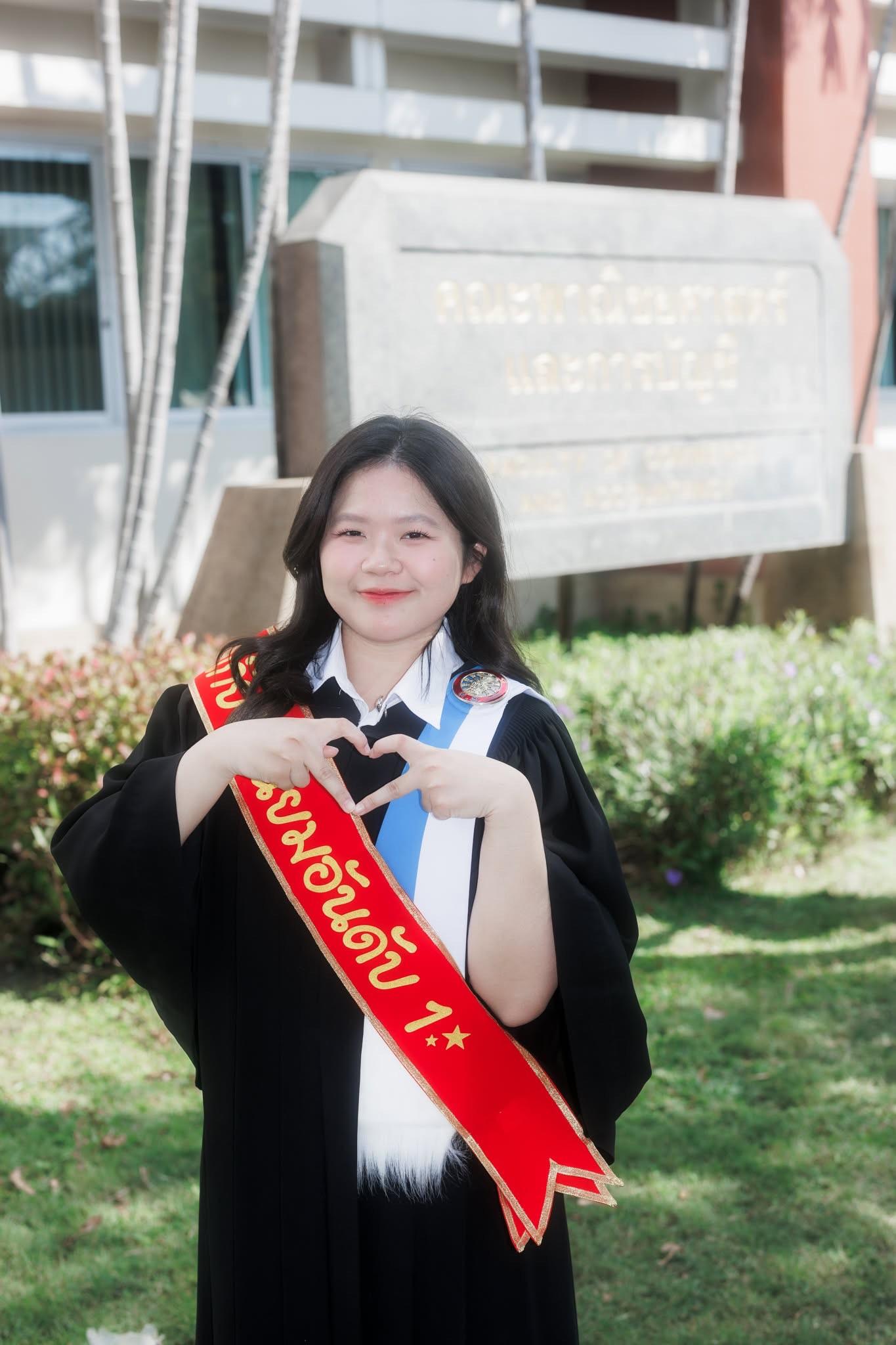 ผลงานรับปริญญา มหาวิทยาลัยธรรมศาสตร์ โดย ถ่ายกับฟิล์ม ภาพที่ 6