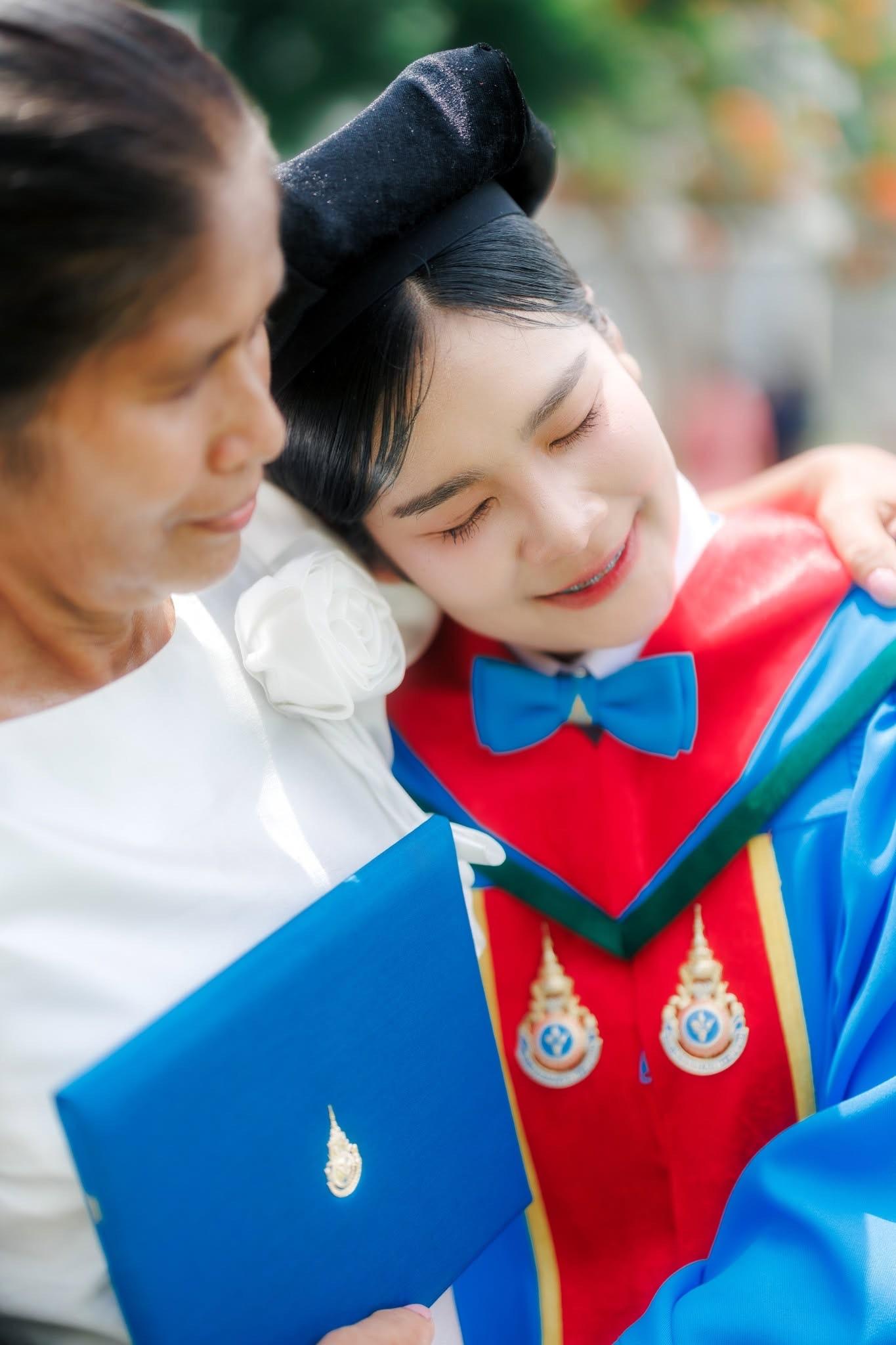 ผลงานรับปริญญา สถาบันพระบรมราชชนก โดย ถ่ายกับฟิล์ม ภาพที่ 4