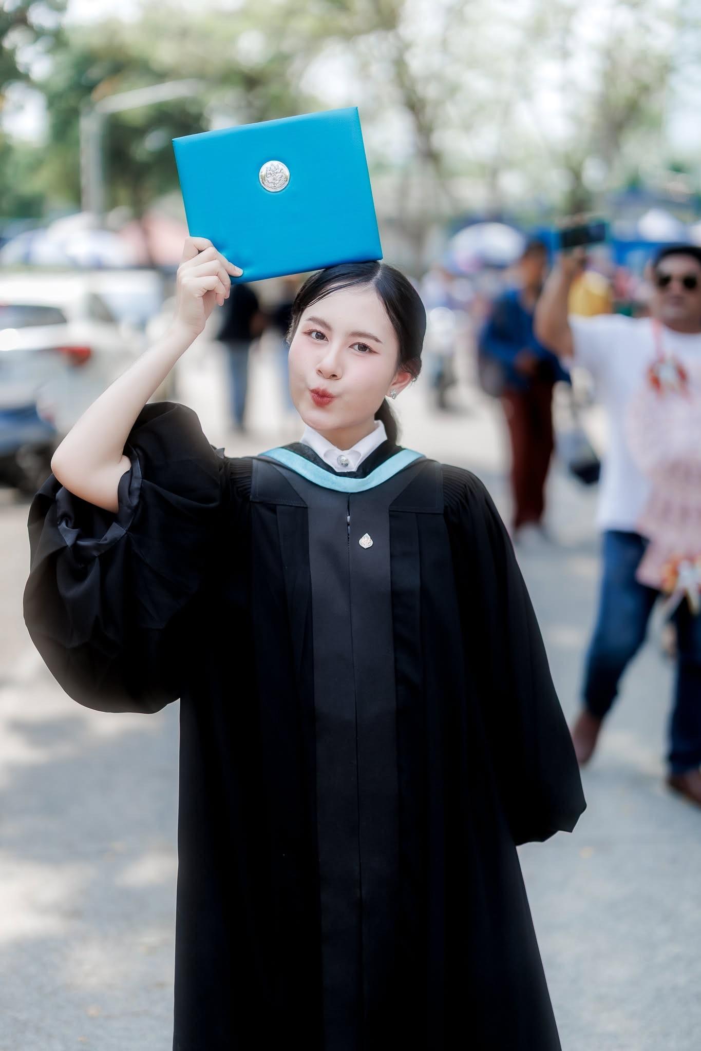 ผลงานรับปริญญา มหาวิทยาลัยศิลปากร โดย ถ่ายกับฟิล์ม ภาพที่ 2