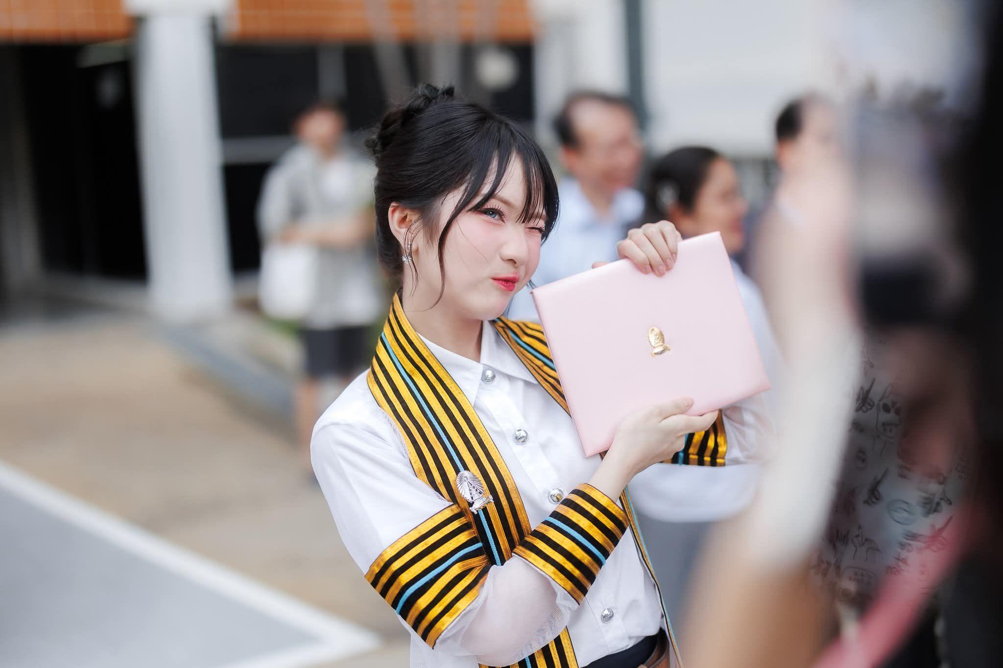ผลงานรับปริญญา จุฬาลงกรณ์มหาวิทยาลัย โดย ถ่ายกับฟิล์ม ภาพที่ 6