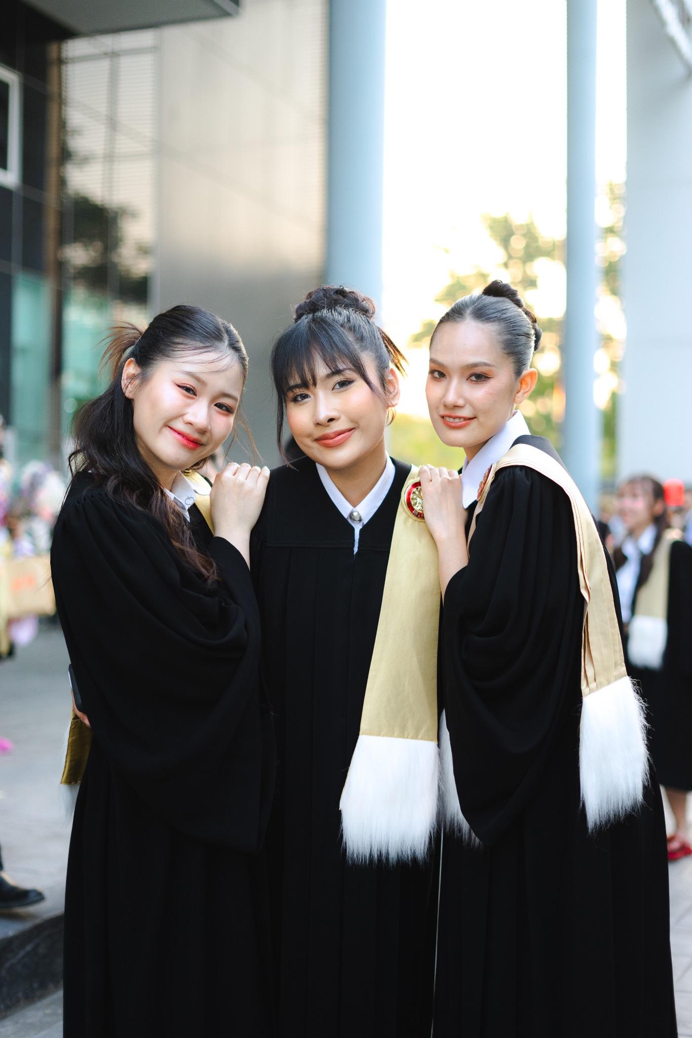 ผลงานรับปริญญา มหาวิทยาลัยธรรมศาสตร์ โดย Kevensyn ภาพที่ 3
