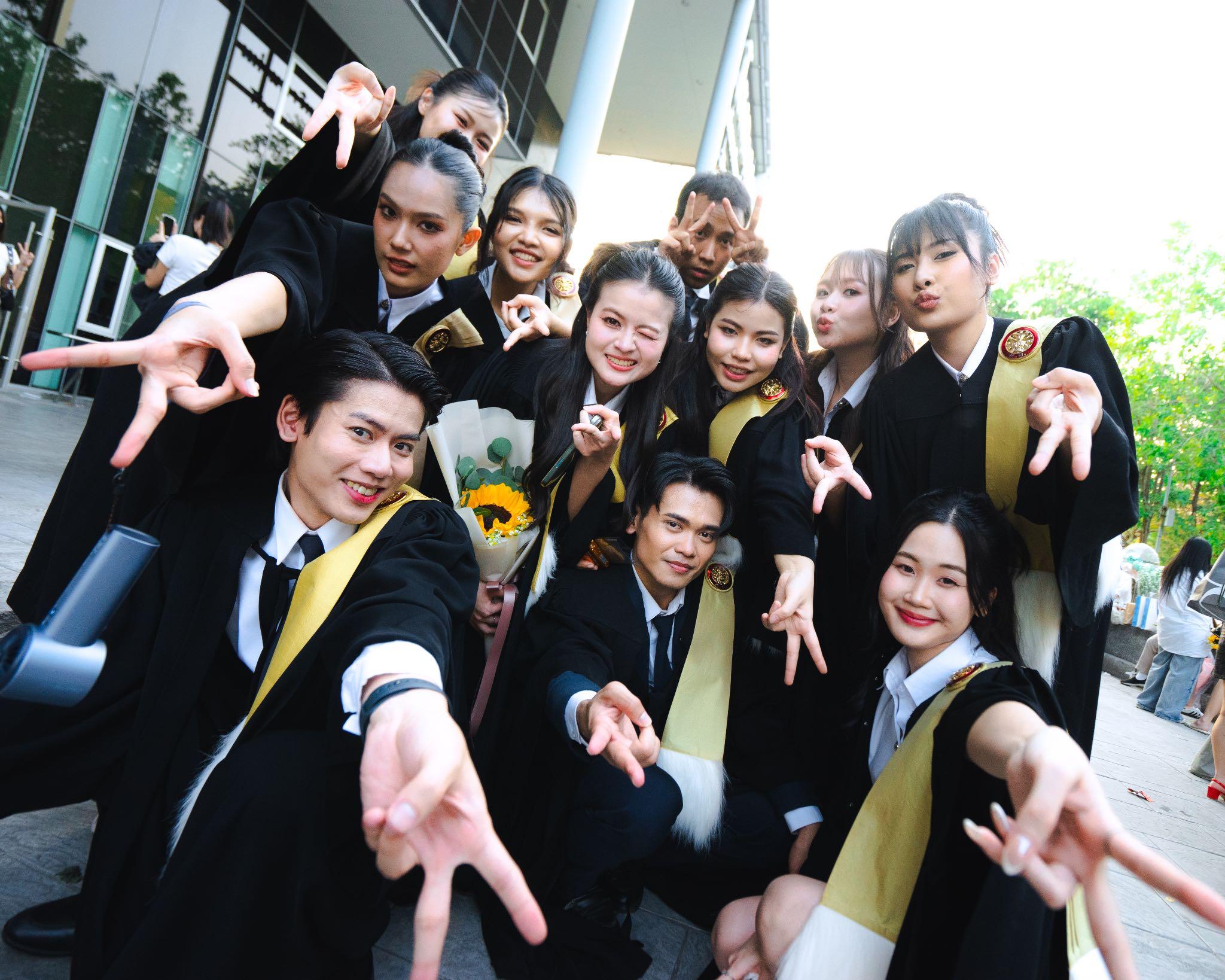 ผลงานรับปริญญา มหาวิทยาลัยธรรมศาสตร์ โดย Kevensyn ภาพที่ 1