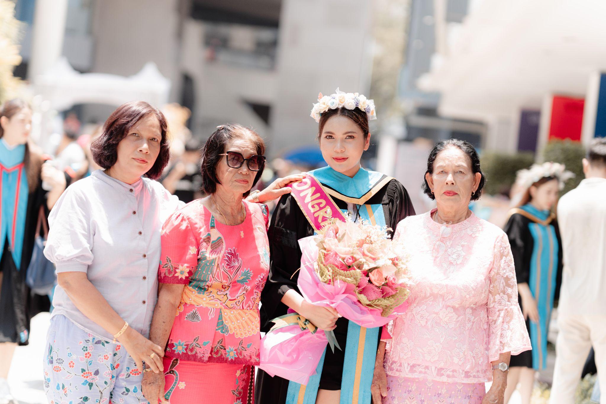 ผลงานรับปริญญา มหาวิทยาลัยหอการค้าไทย โดย Vatashi ภาพที่ 8