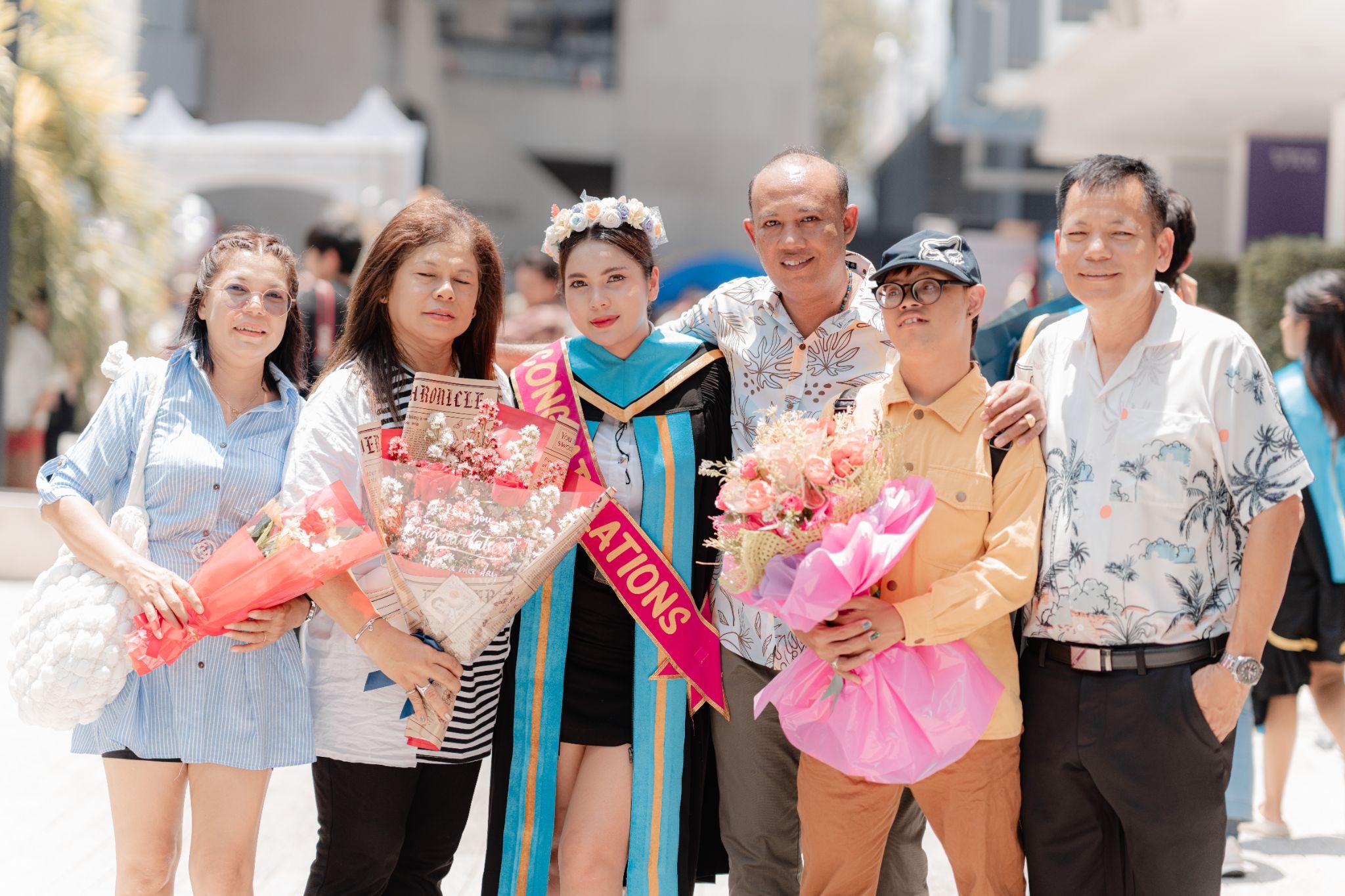 ผลงานรับปริญญา มหาวิทยาลัยหอการค้าไทย โดย Vatashi ภาพที่ 11