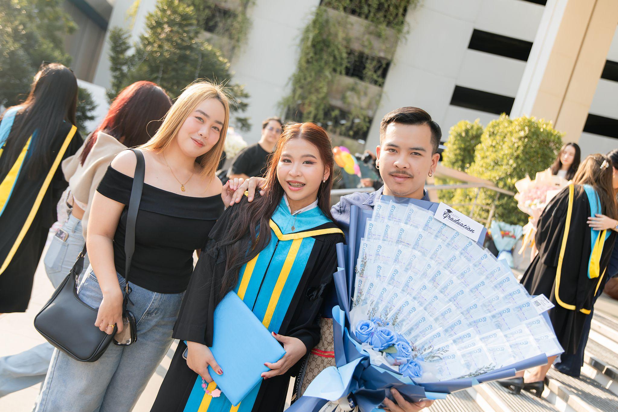 ผลงานรับปริญญา มหาวิทยาลัยหอการค้าไทย โดย Vatashi ภาพที่ 1