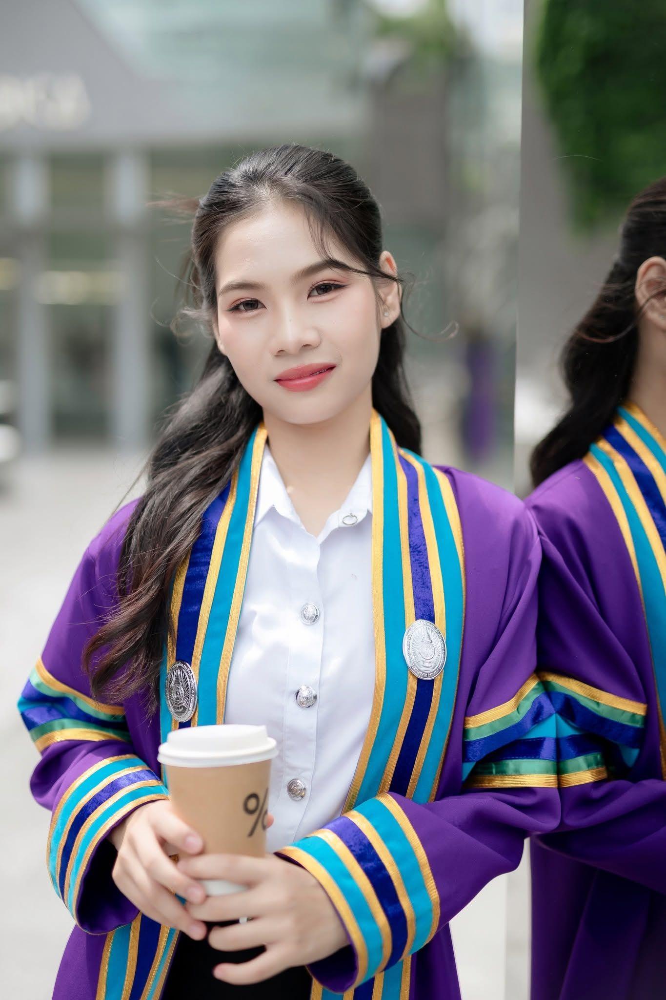 ผลงานรับปริญญา มหาวิทยาลัยราชภัฏบ้านสมเด็จเจ้าพระยา โดย จักรวาล16 ภาพที่ 2