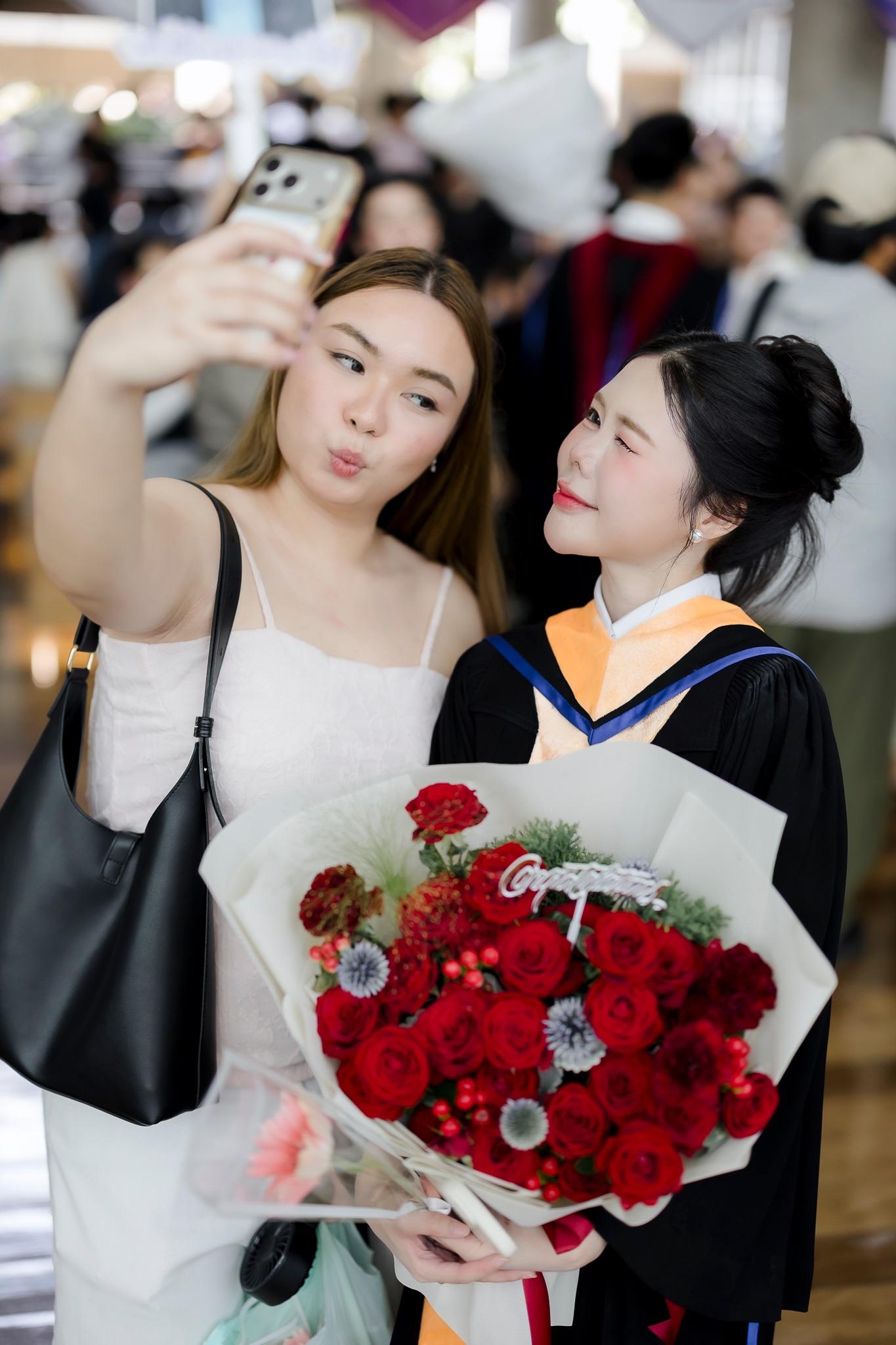 ผลงานรับปริญญา มหาวิทยาลัยมหิดล โดย ข้าวถ่ายรูปเป็น ภาพที่ 18