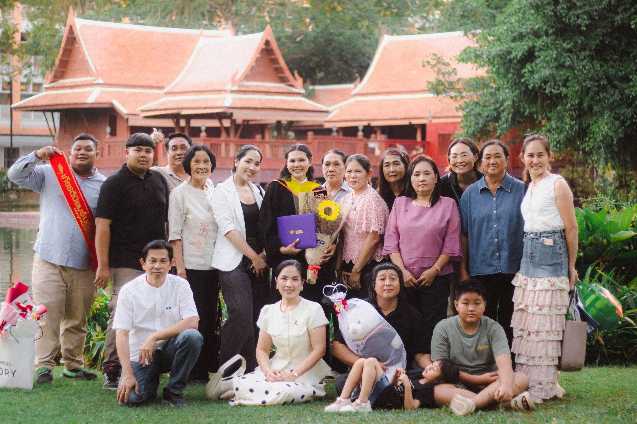 ผลงานรับปริญญา มหาวิทยาลัยกรุงเทพ โดย Captured.in.themoment ภาพที่ 9