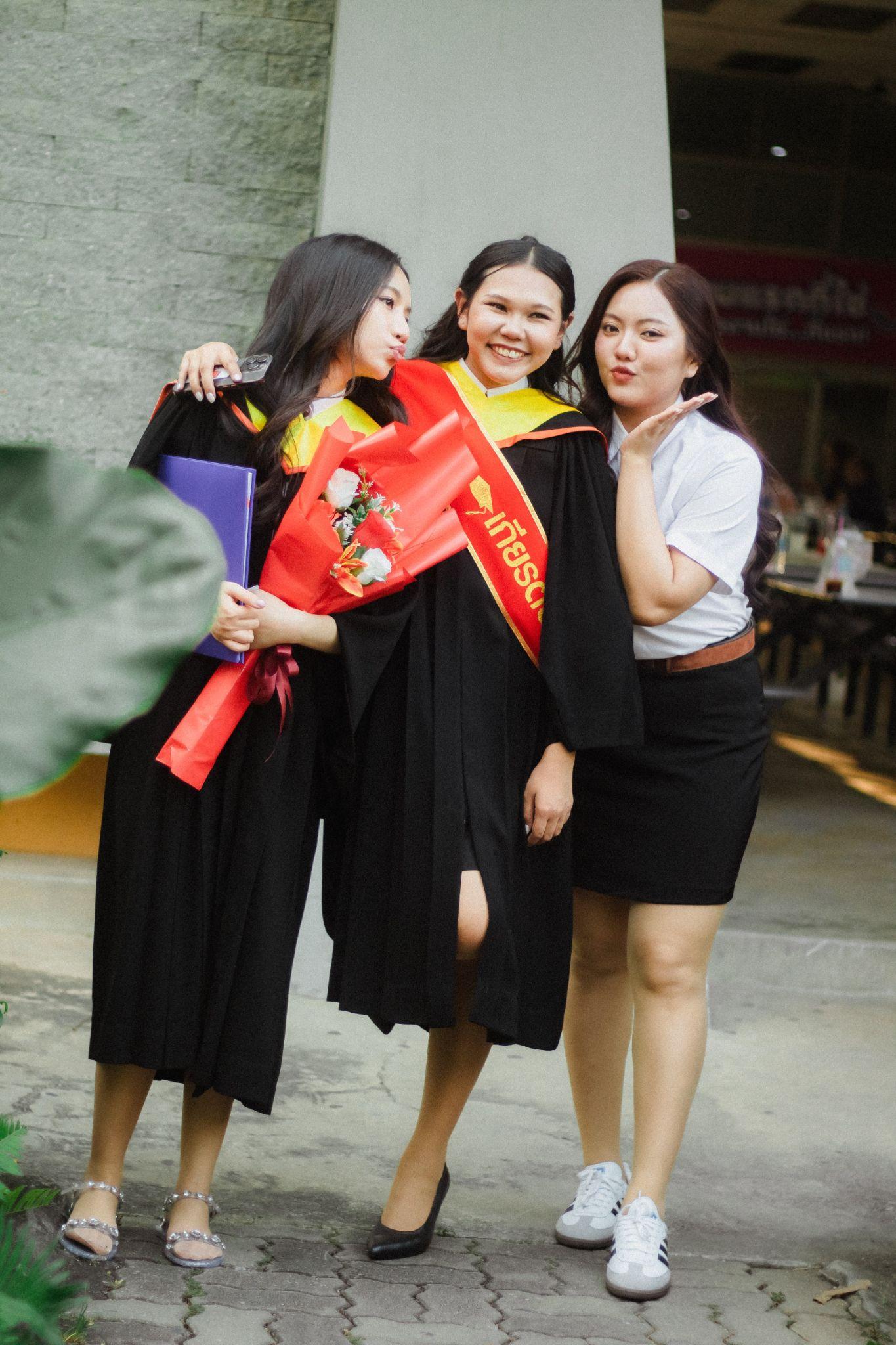 ผลงานรับปริญญา มหาวิทยาลัยกรุงเทพ โดย Captured.in.themoment ภาพที่ 14
