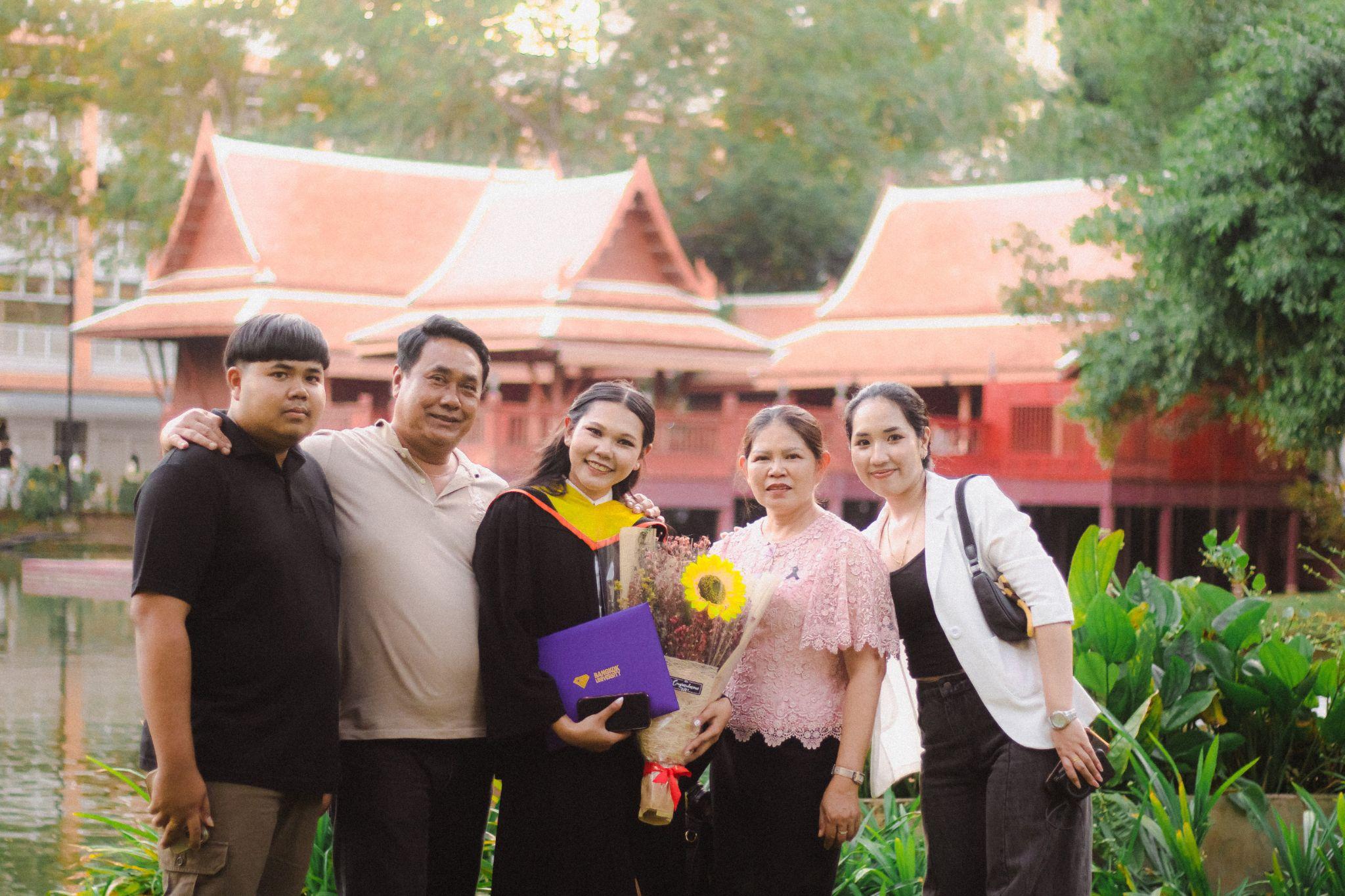 ผลงานรับปริญญา มหาวิทยาลัยกรุงเทพ โดย Captured.in.themoment ภาพที่ 10