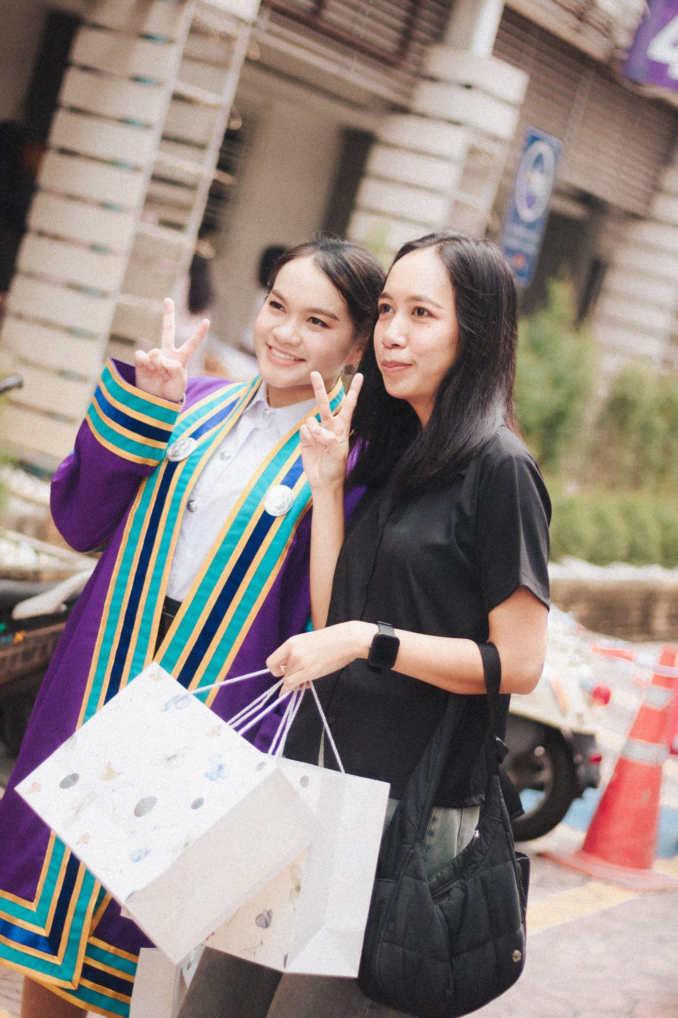 ผลงานรับปริญญา โดย Captured.in.themoment ภาพที่ 9