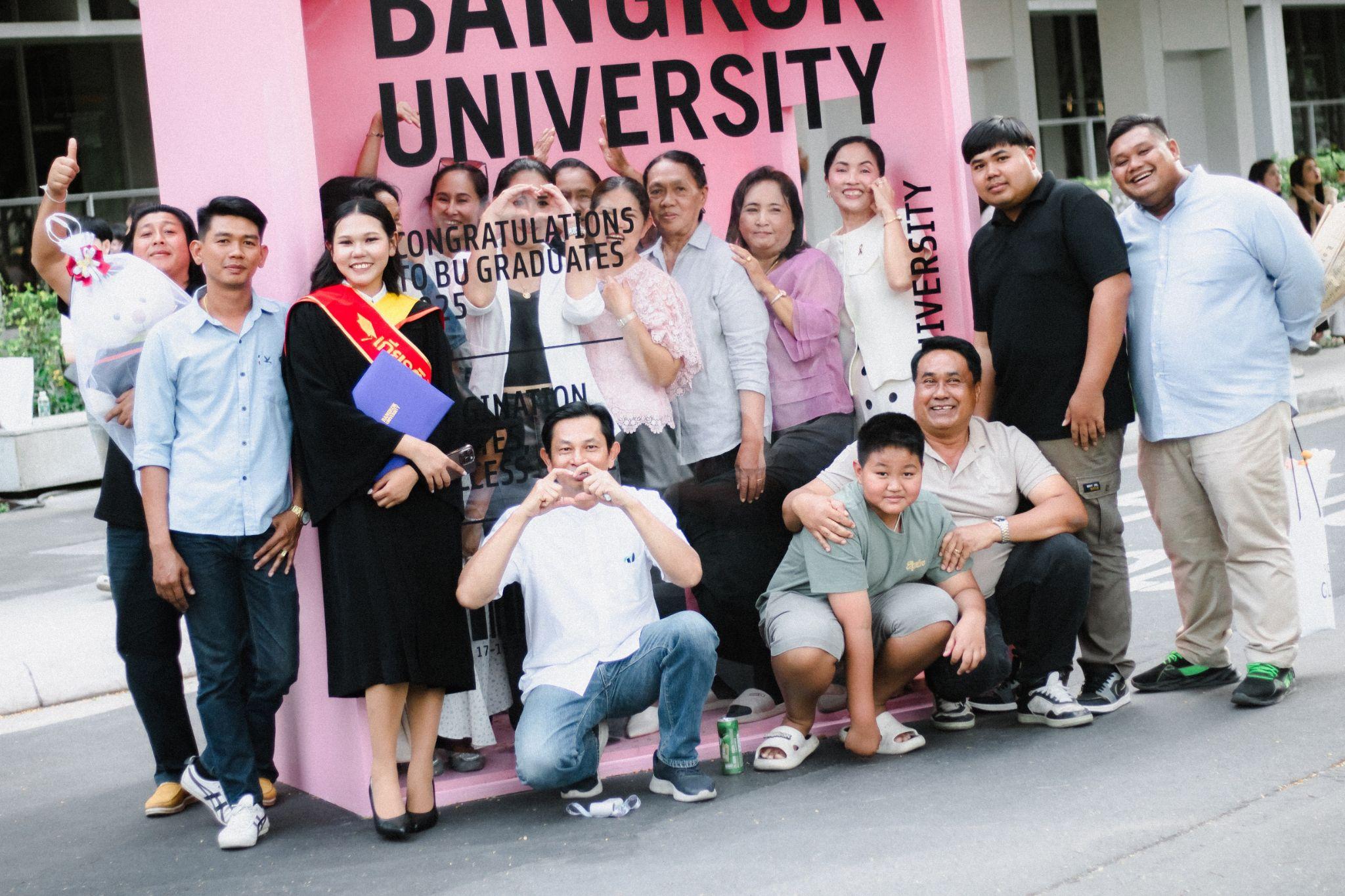 ผลงานรับปริญญา มหาวิทยาลัยกรุงเทพ โดย Captured.in.themoment ภาพที่ 1