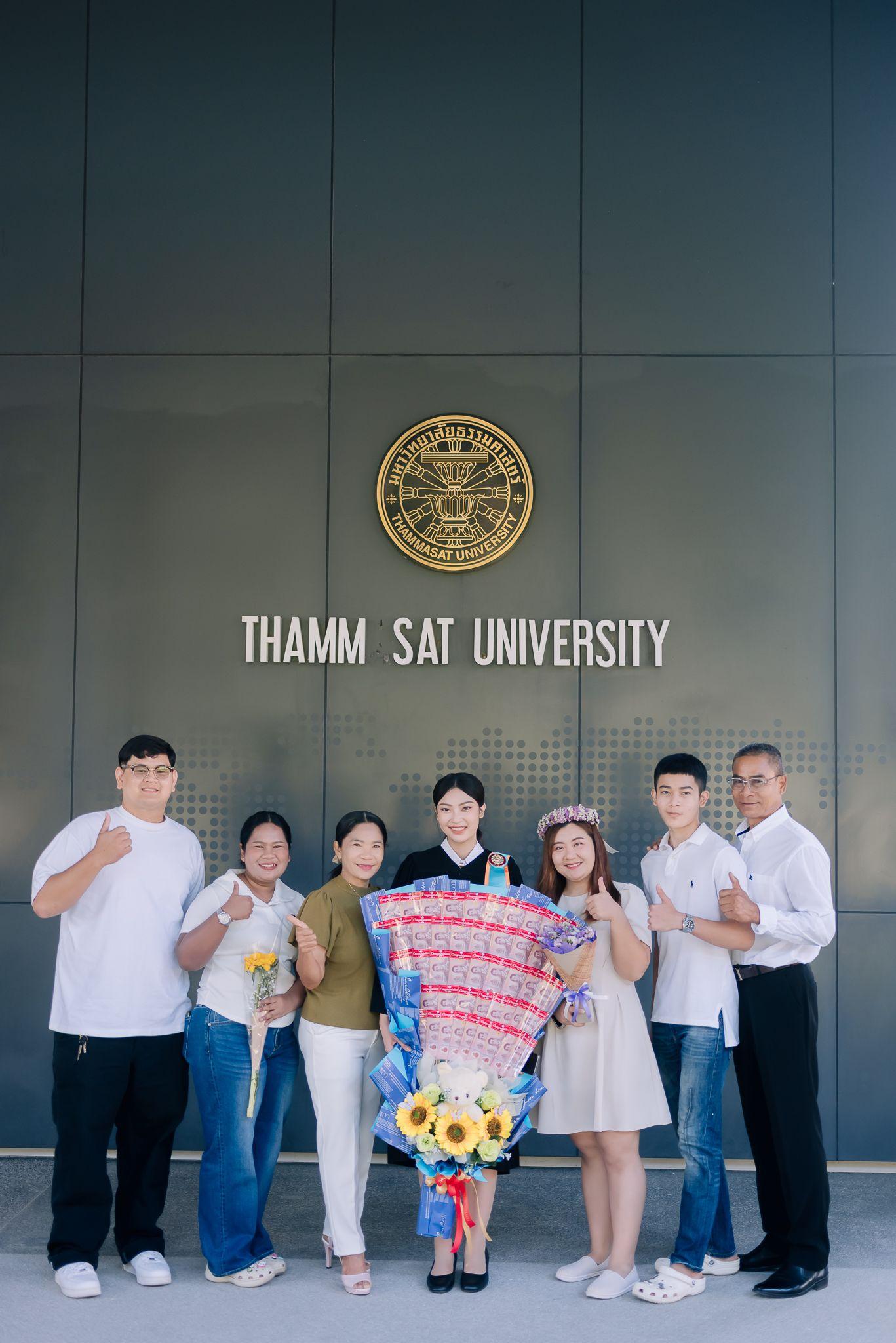 ผลงานรับปริญญา มหาวิทยาลัยธรรมศาสตร์ โดย 28September ภาพที่ 13