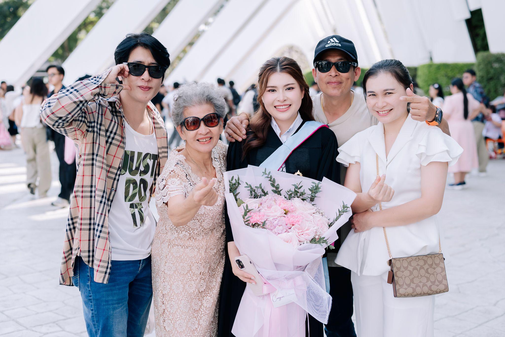 ผลงานรับปริญญา มหาวิทยาลัยรังสิต โดย 28September ภาพที่ 20