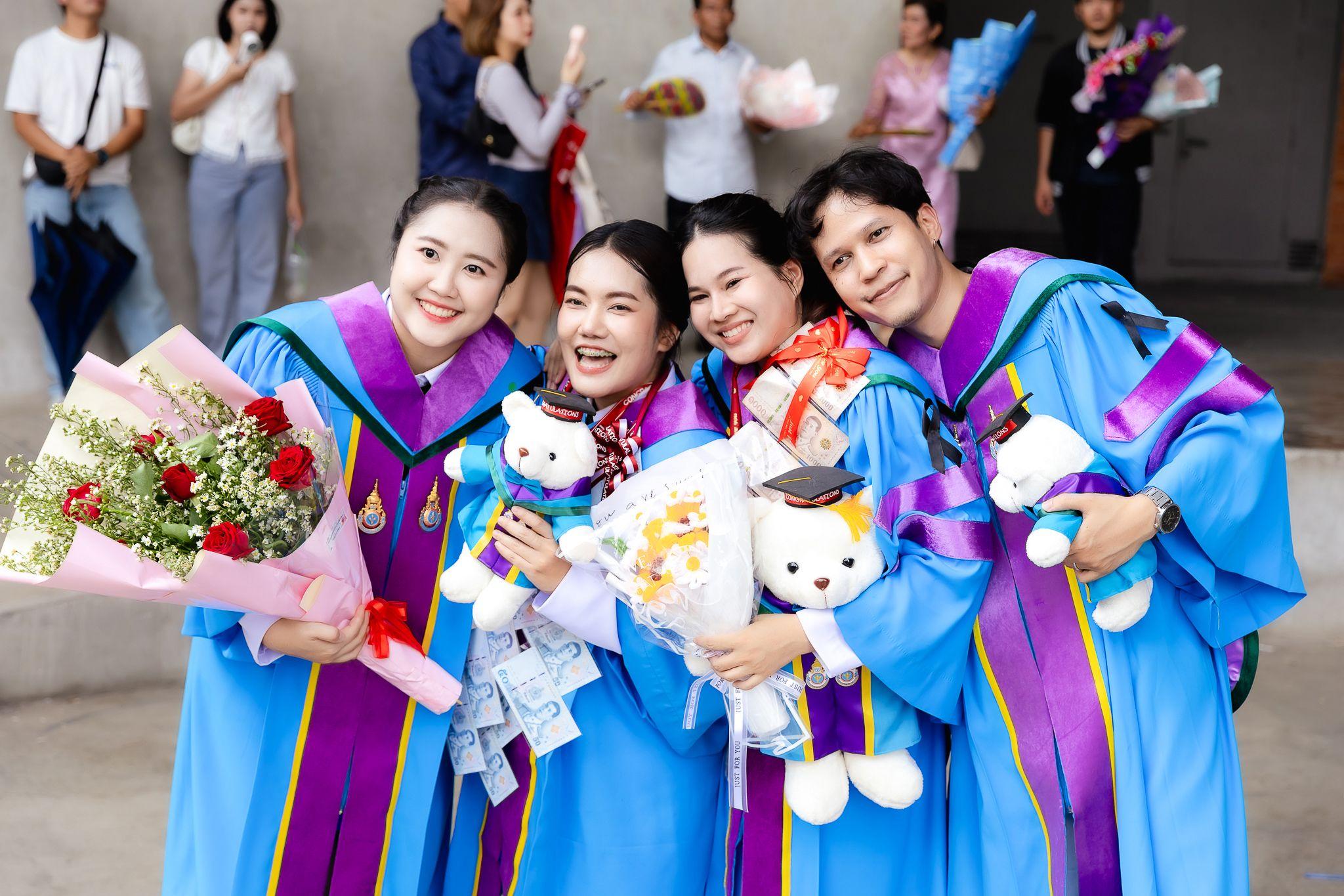 ผลงานรับปริญญา มหาวิทยาลัยธรรมศาสตร์ โดย ราเชน อย่ารู้มากโฟโต้ ภาพที่ 7