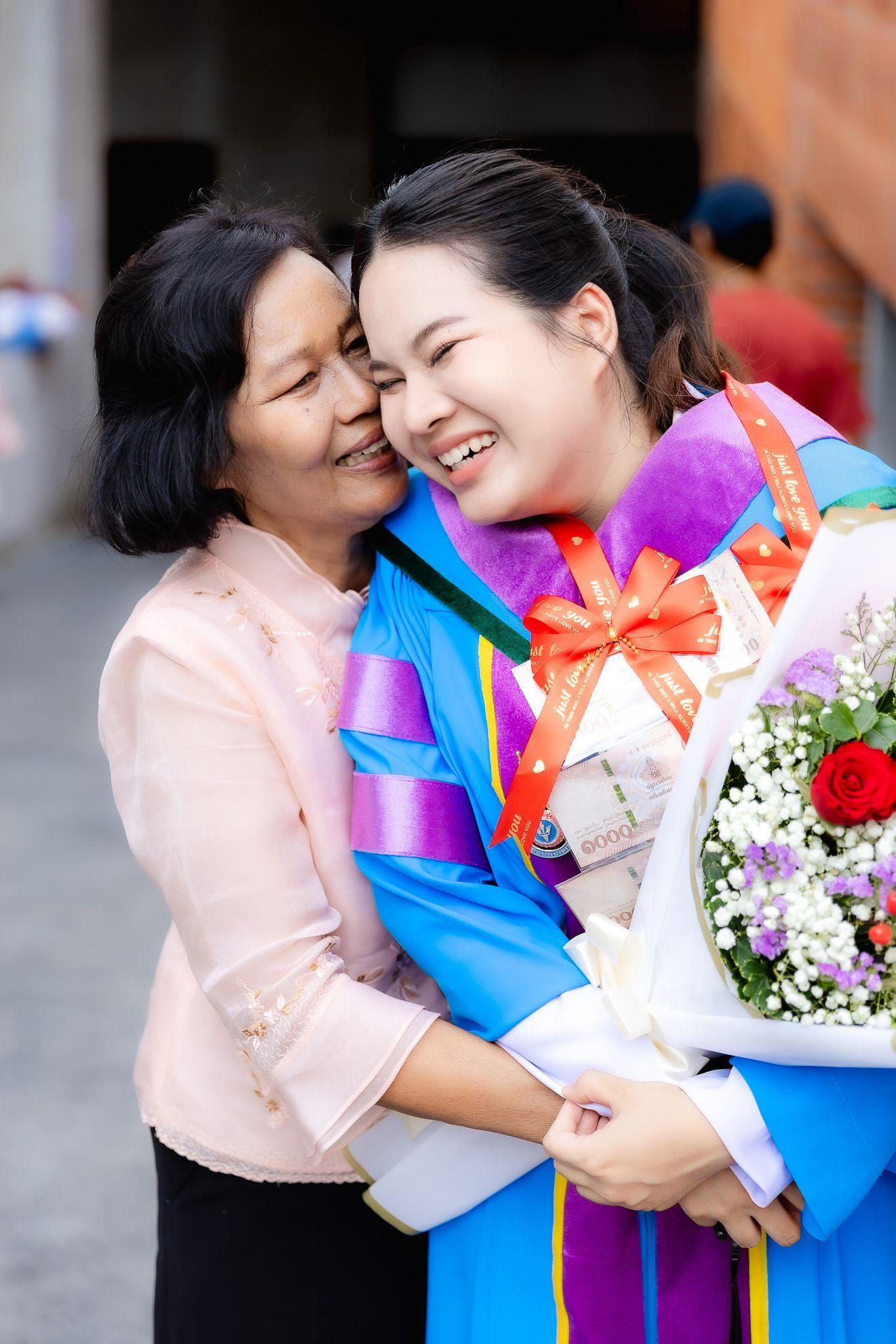 ผลงานรับปริญญา มหาวิทยาลัยธรรมศาสตร์ โดย ราเชน อย่ารู้มากโฟโต้ ภาพที่ 6
