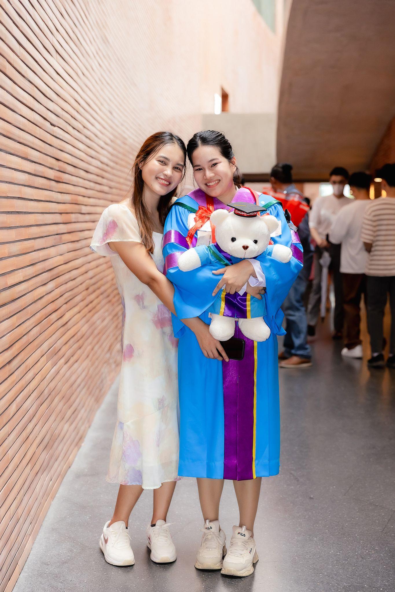 ผลงานรับปริญญา มหาวิทยาลัยธรรมศาสตร์ โดย ราเชน อย่ารู้มากโฟโต้ ภาพที่ 8