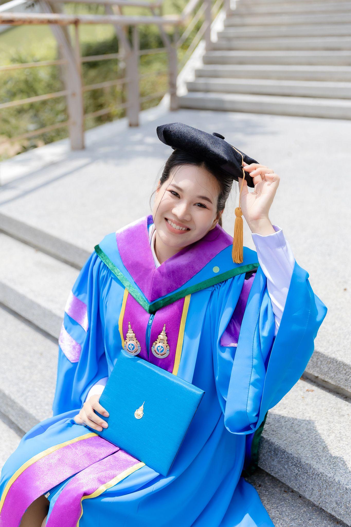 ผลงานรับปริญญา มหาวิทยาลัยธรรมศาสตร์ โดย ราเชน อย่ารู้มากโฟโต้ ภาพที่ 2