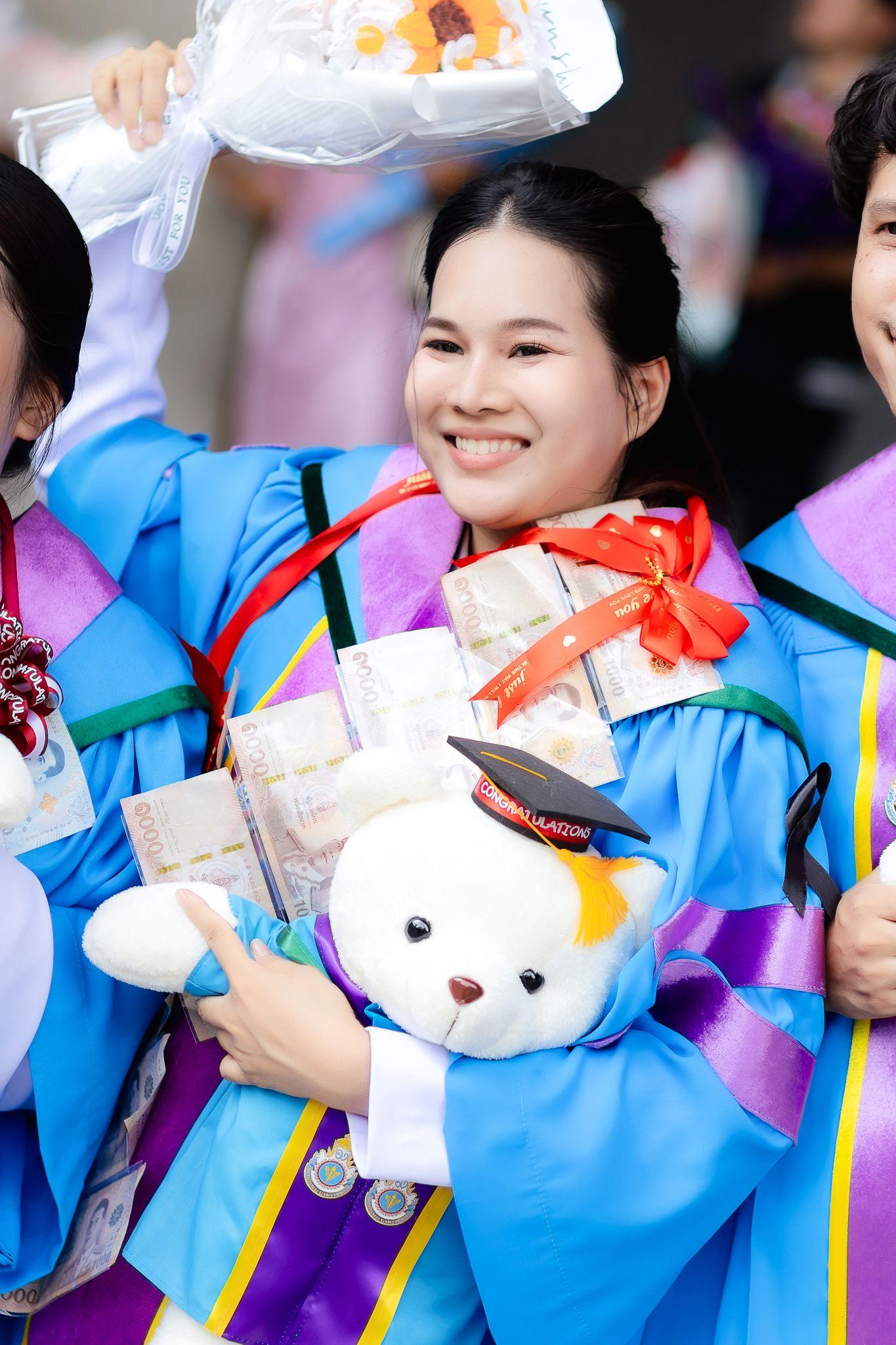 ผลงานรับปริญญา มหาวิทยาลัยธรรมศาสตร์ โดย ราเชน อย่ารู้มากโฟโต้ ภาพที่ 15