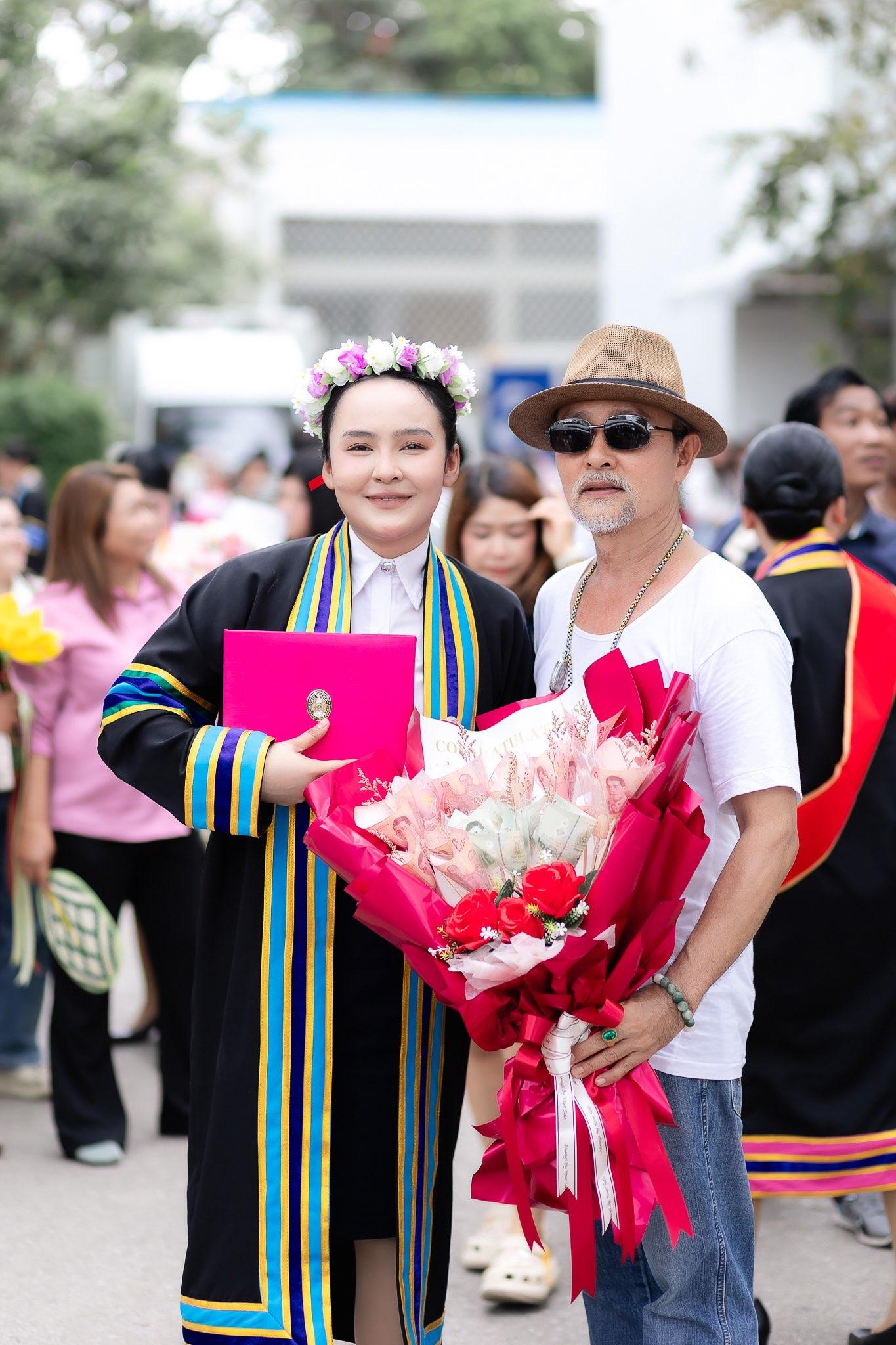 ผลงานรับปริญญา มหาวิทยาลัยราชภัฏนครปฐม โดย ราเชน อย่ารู้มากโฟโต้ ภาพที่ 3