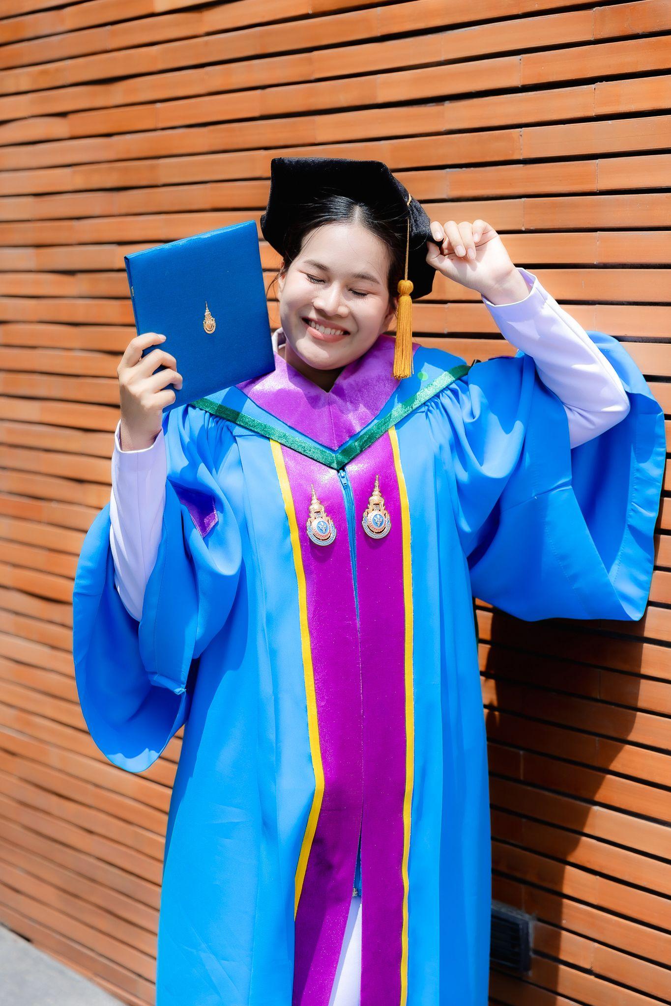 ผลงานรับปริญญา มหาวิทยาลัยธรรมศาสตร์ โดย ราเชน อย่ารู้มากโฟโต้ ภาพที่ 1