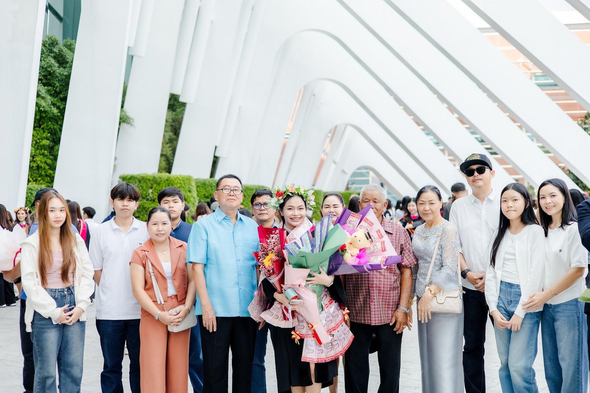 ผลงานรับปริญญา มหาวิทยาลัยรังสิต โดย Bam Chayada ภาพที่ 7