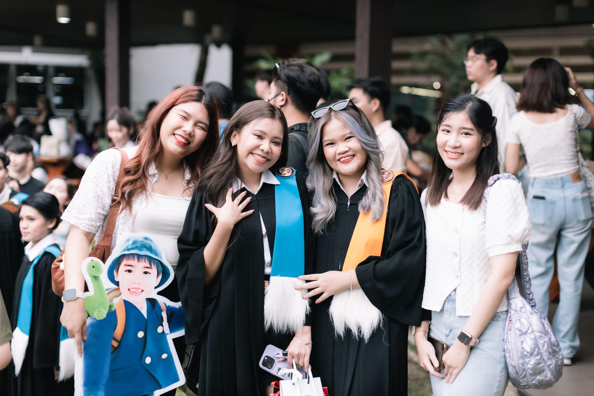 ผลงานรับปริญญา มหาวิทยาลัยธรรมศาสตร์ โดย Palmsor ภาพที่ 19