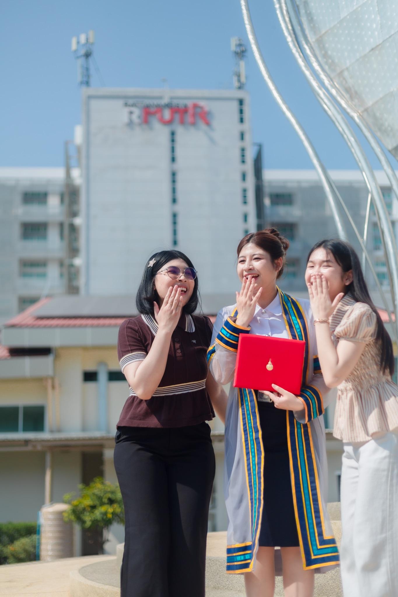 ผลงานรับปริญญา มหาวิทยาลัยเทคโนโลยีราชมงคลรัตนโกสินทร์ โดย Joe Candid Story ภาพที่ 7