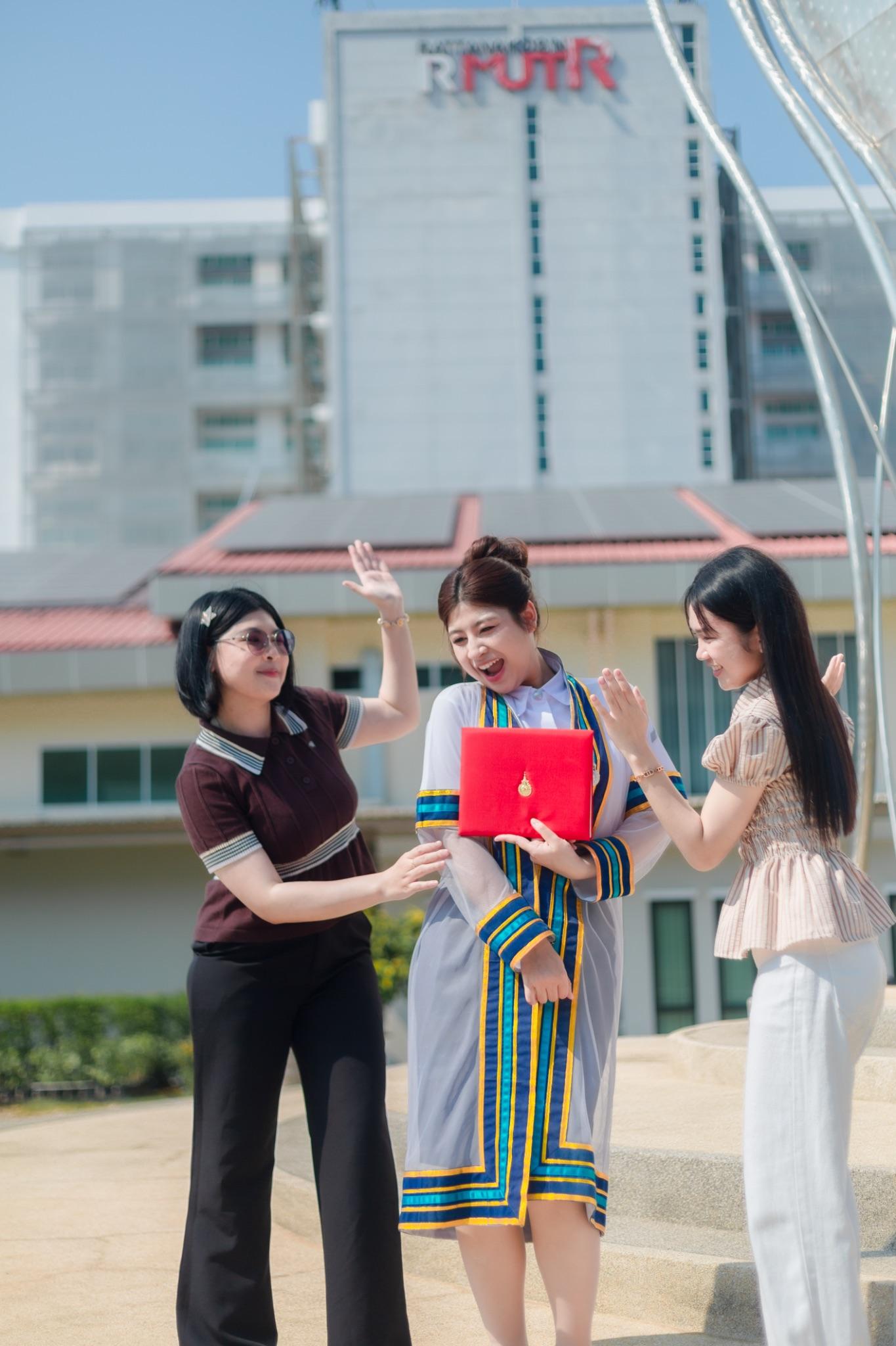 ผลงานรับปริญญา มหาวิทยาลัยเทคโนโลยีราชมงคลรัตนโกสินทร์ โดย Joe Candid Story ภาพที่ 8